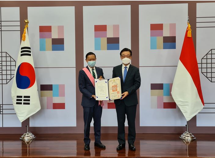 Mantan Kepala BKPM Thomas Lembong (kiri) menerima Gwangha Medal dari Dubes Korsel untuk Indonesia Park Tae-sung.