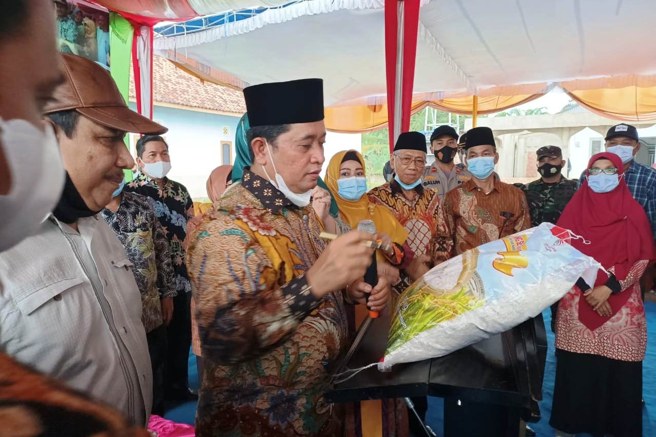Bupati Banyuasin Askolani meluncurkan beras merek Sedulang Setudung di Desa Suka Tani, Kecamatan Tanjung Lago, Banyuasin.