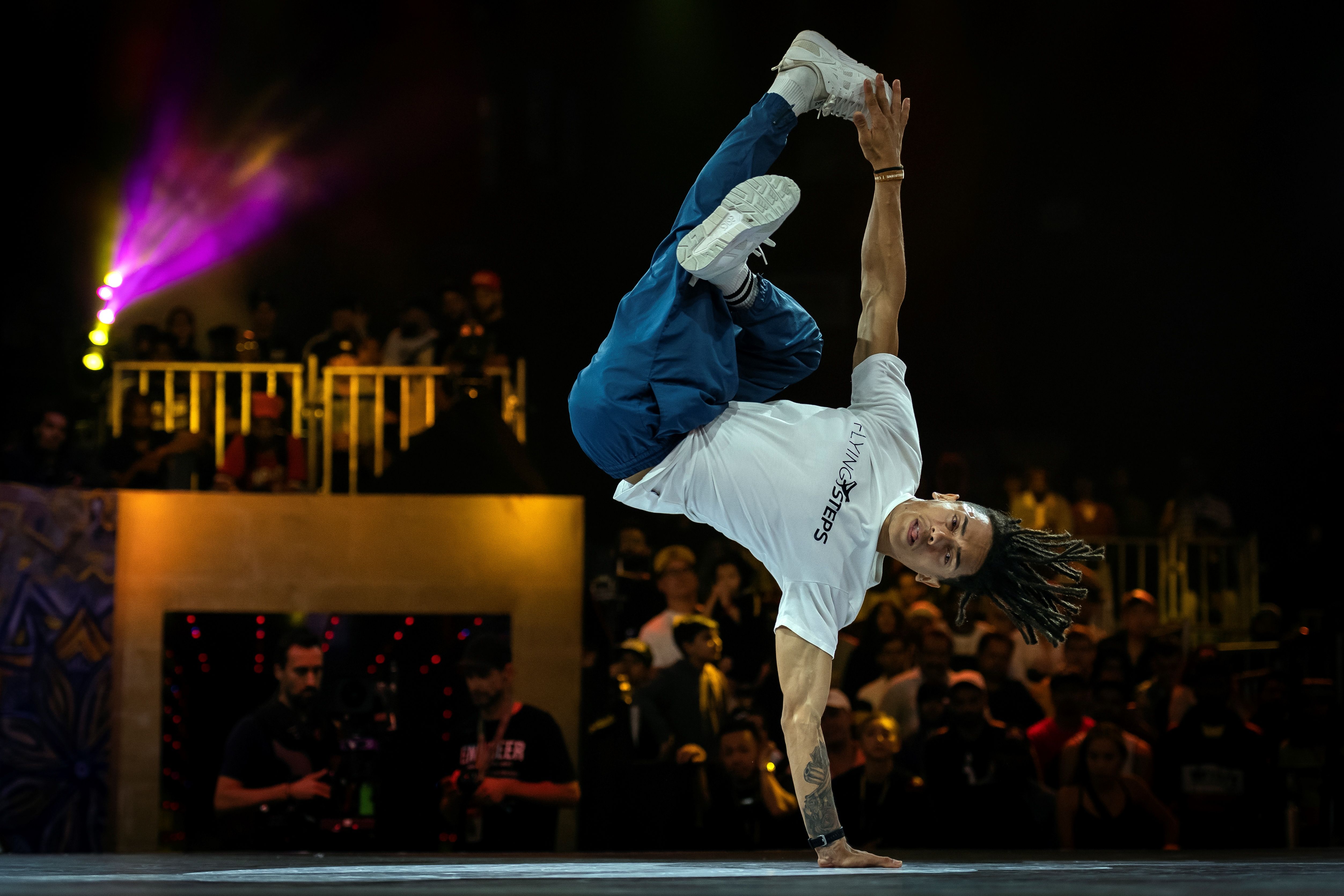 Seorang breakdancer menunjukkan kebolehannya di kejuaraan dunia breakdancing di Mumbai, India, 9 November 2019.