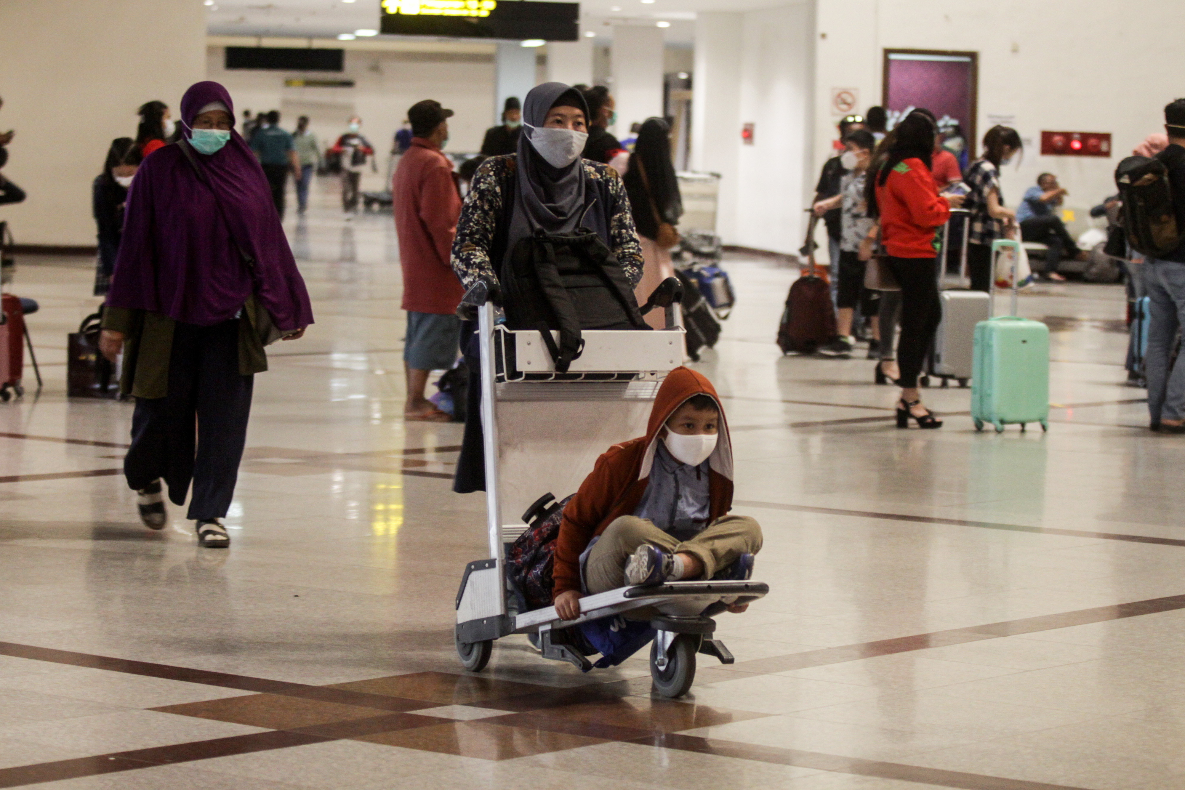 Ilustrasi: Calon penumpang mengantre di loket check in Bandara Internasional Juanda Surabaya di Sidoarjo, Jawa Timur, Kamis (24/12/2020)
