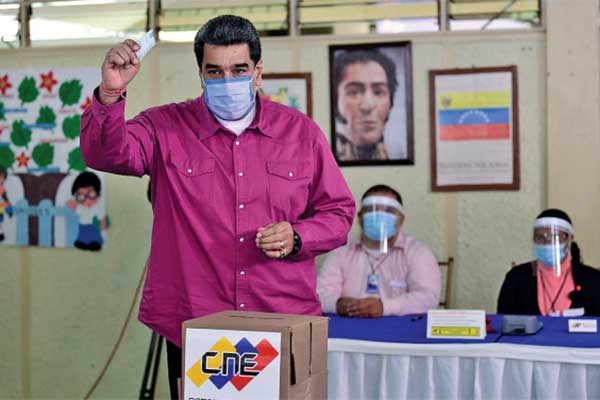 Presiden Venezuela Nicolas Maduro memberikan suaranya di Fuerte Tiuna, Caracas, Minggu (6/12)