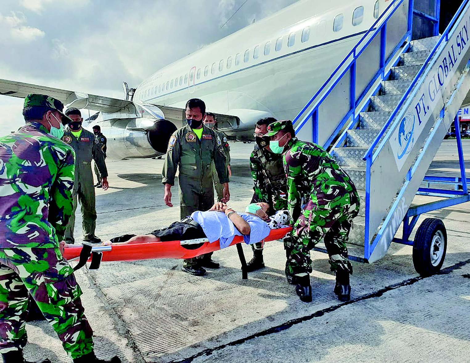 Anggota Tim Gabungan Pencari Fakta (TGPF) Kasus Intan Jaya yang terluka saat dievakuasi dari dari Sugapa, Intan Jaya, Papua, menuju Jakarta,