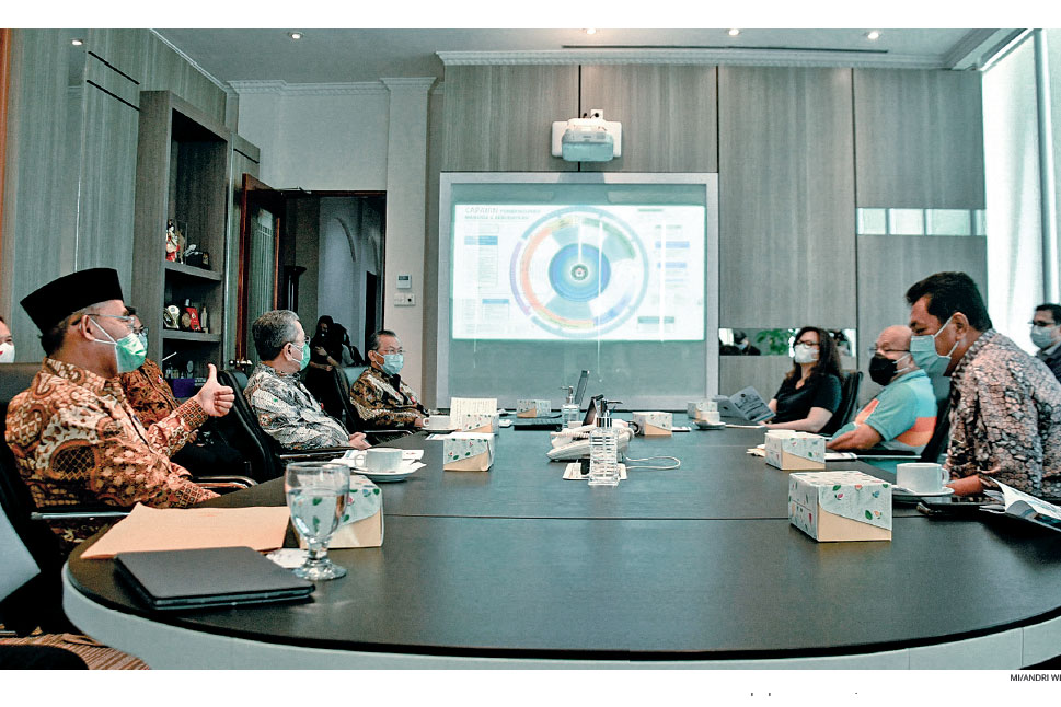 JELASKAN PROGRAM: Menteri Koordinator Pembangunan Manusia dan Kebudayaan Muhadjir Eff endy (kiri) menjelaskan program kementerian