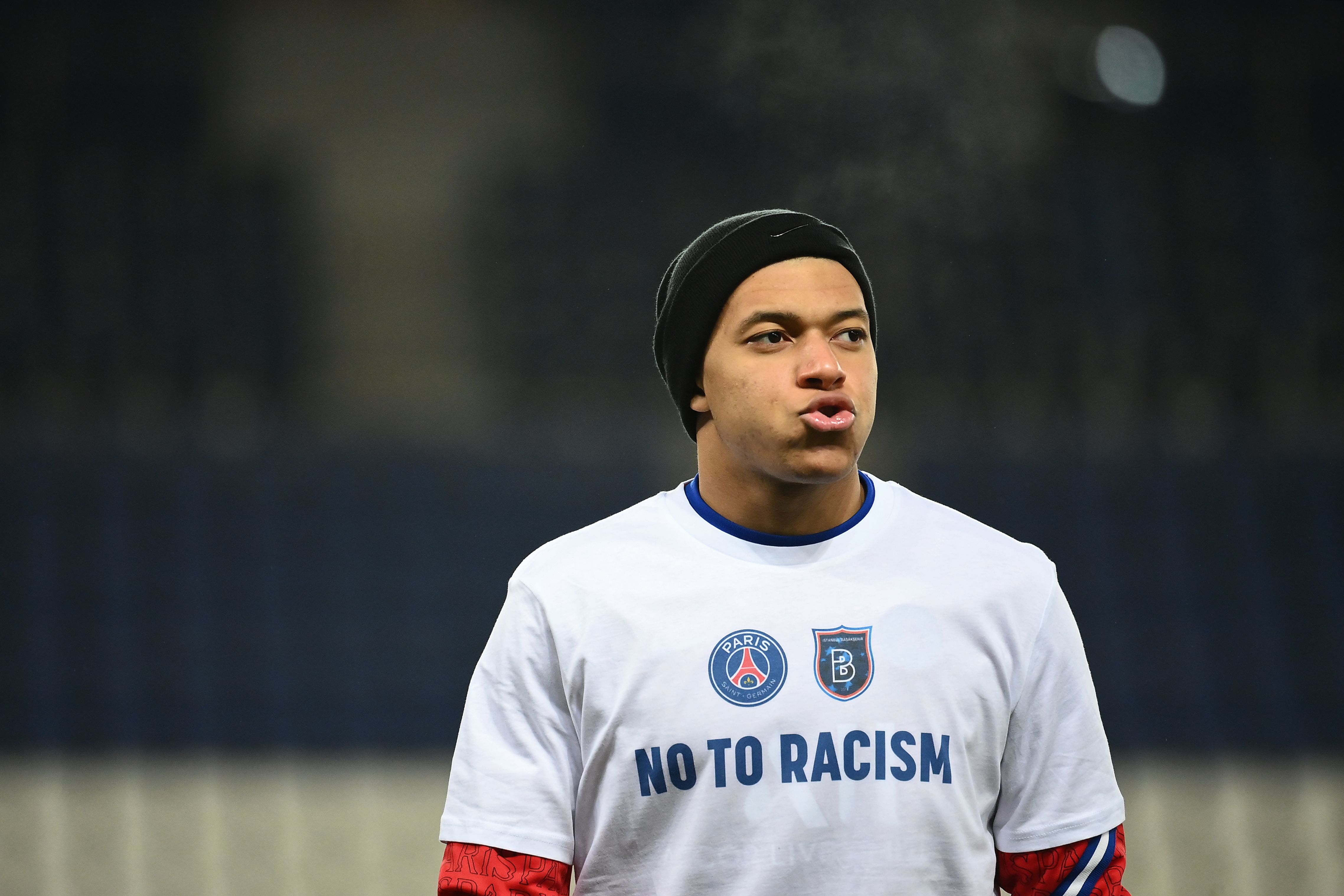 Penyerang PSG Kylian Mbappe mengenakan kaos bertuliskan 'No to racism' menjelang laga Liga Champions melawan Basaksehir.