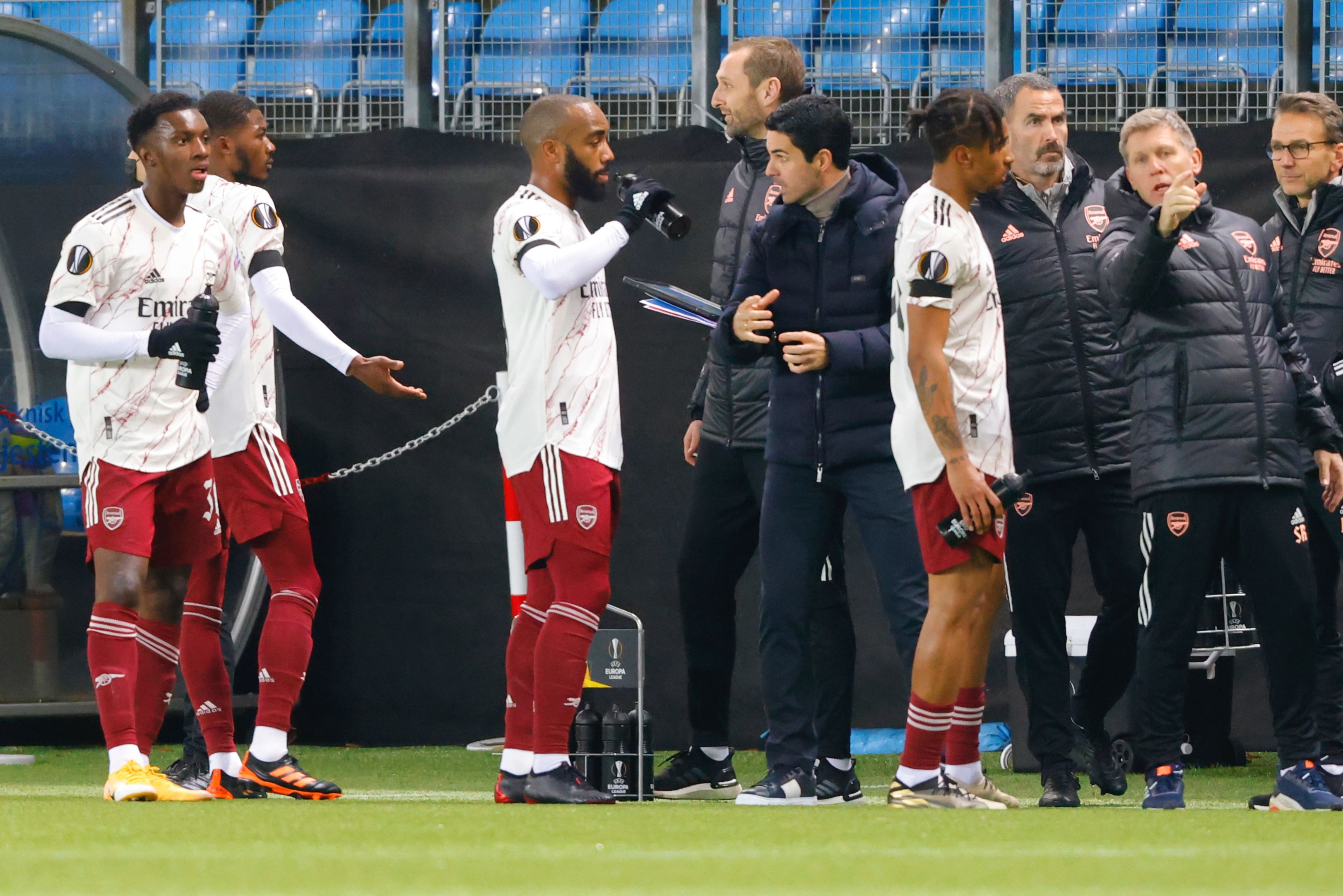 Pelatih Arsenal Mikel Arteta (tengah) memberi instruksi kepada para pemainnya.