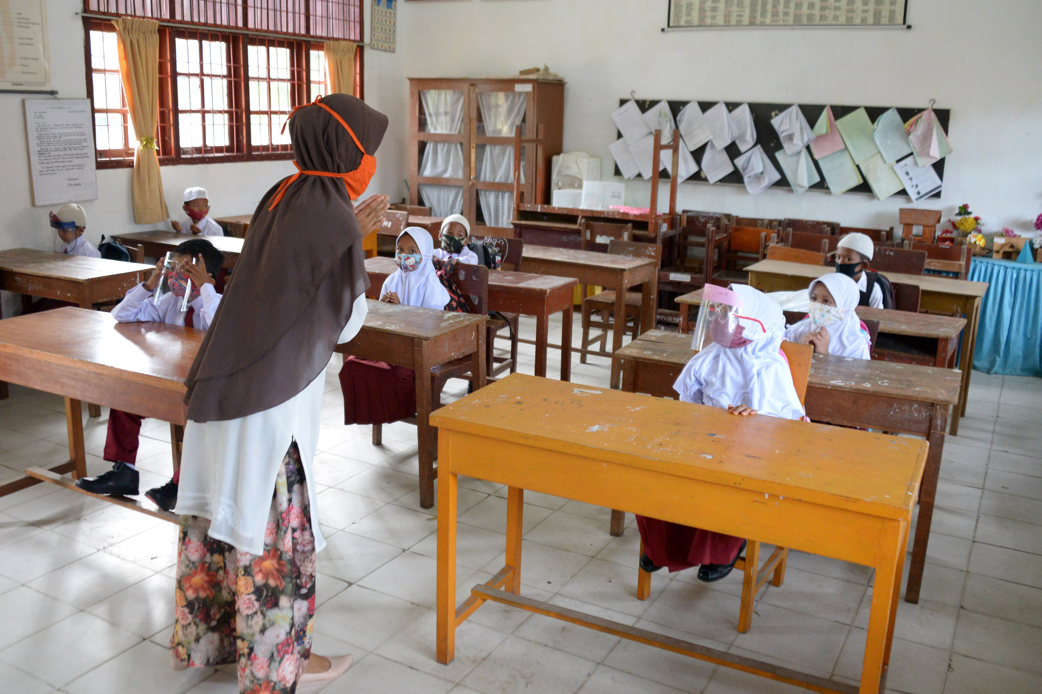 Guru mengajar pada hari pertama masuk sekolah di SDN Garot, Desa Ketapang, Kecamatan Darui Imarah, Kabapaten Aceh Besar, Rabu (23/9).