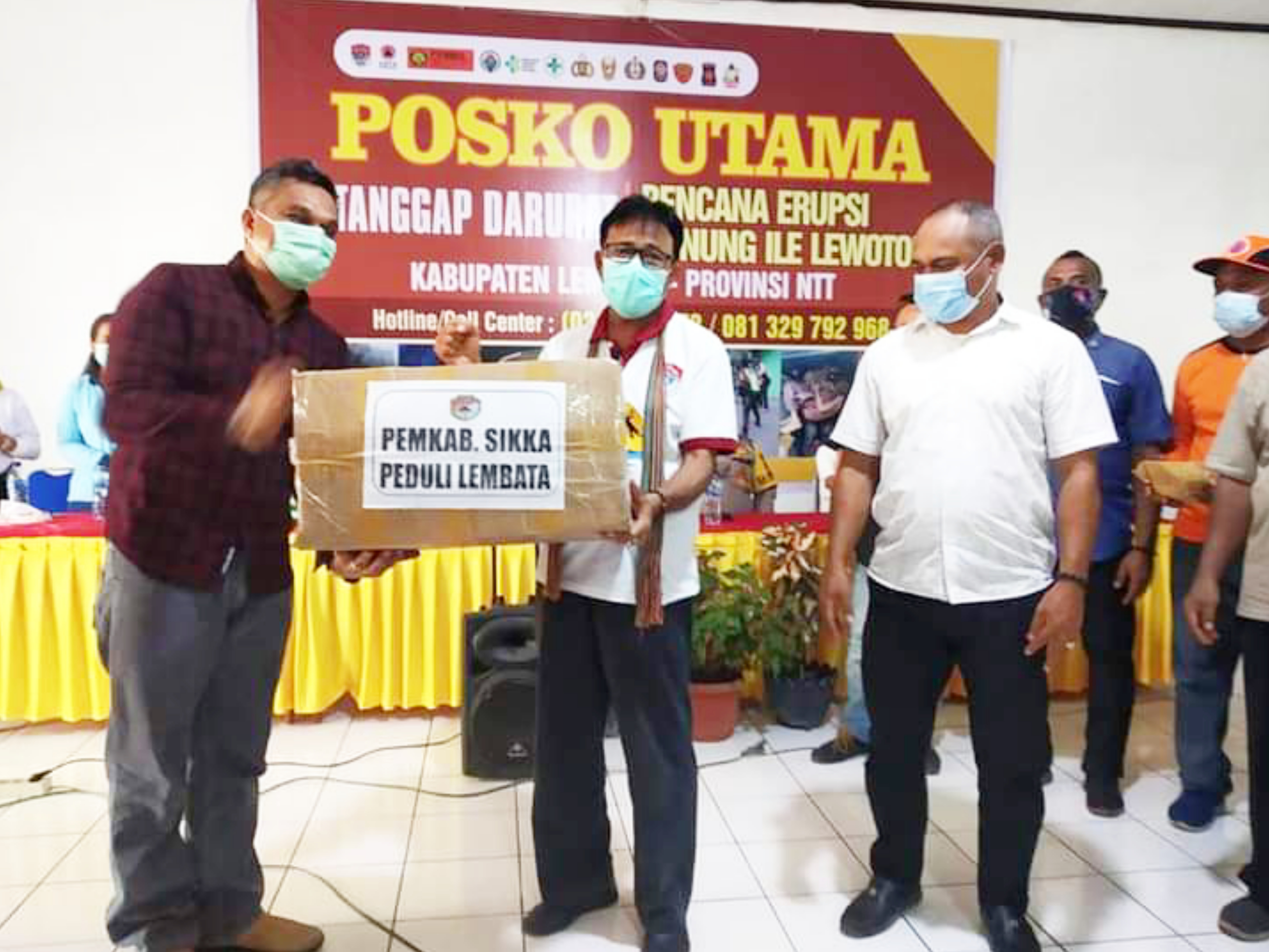 Bupati Sikka menyerahkan bantuan langsung ke Bupati Lembata yang berlangsung di Kabupaten Lembata. (MI) Gabriel Langga.