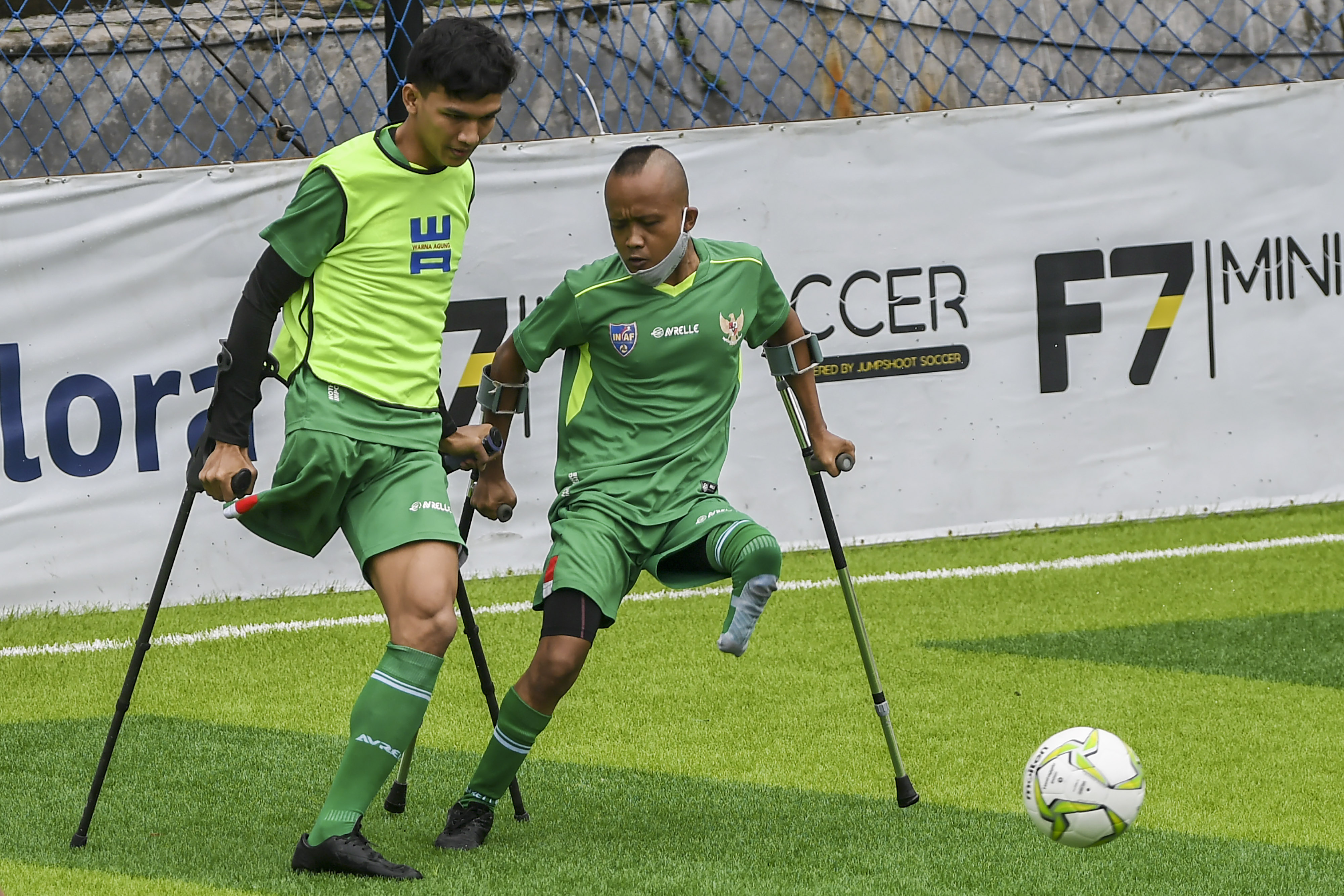 Pesepakbola yang juga penyandang disabilitas, berlatih di lapangan kawasan Cilandak, Jakarta.