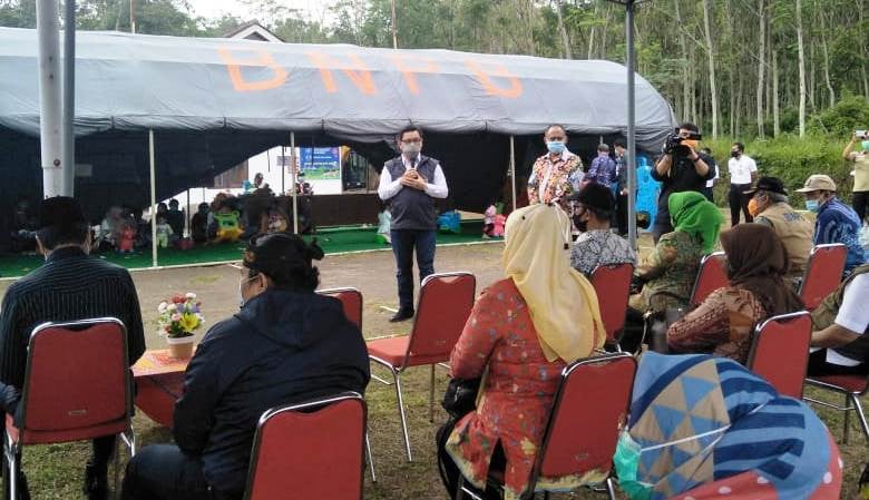 Sejumlah pengungsi erupsi Gunung Merapi tengah mendapat pengarahan dari sukarelawan.