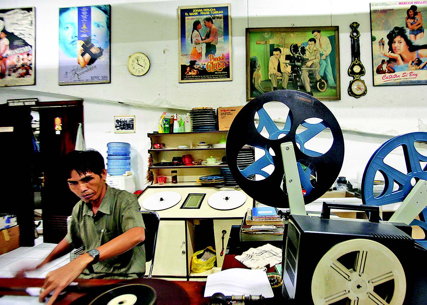 SINEMATEK INDONESIA: Petugas membersihkan fi lm di Sinematek Indonesia, Jakarta. Sinematek Indonesia merupakan tempat pengarsipan 