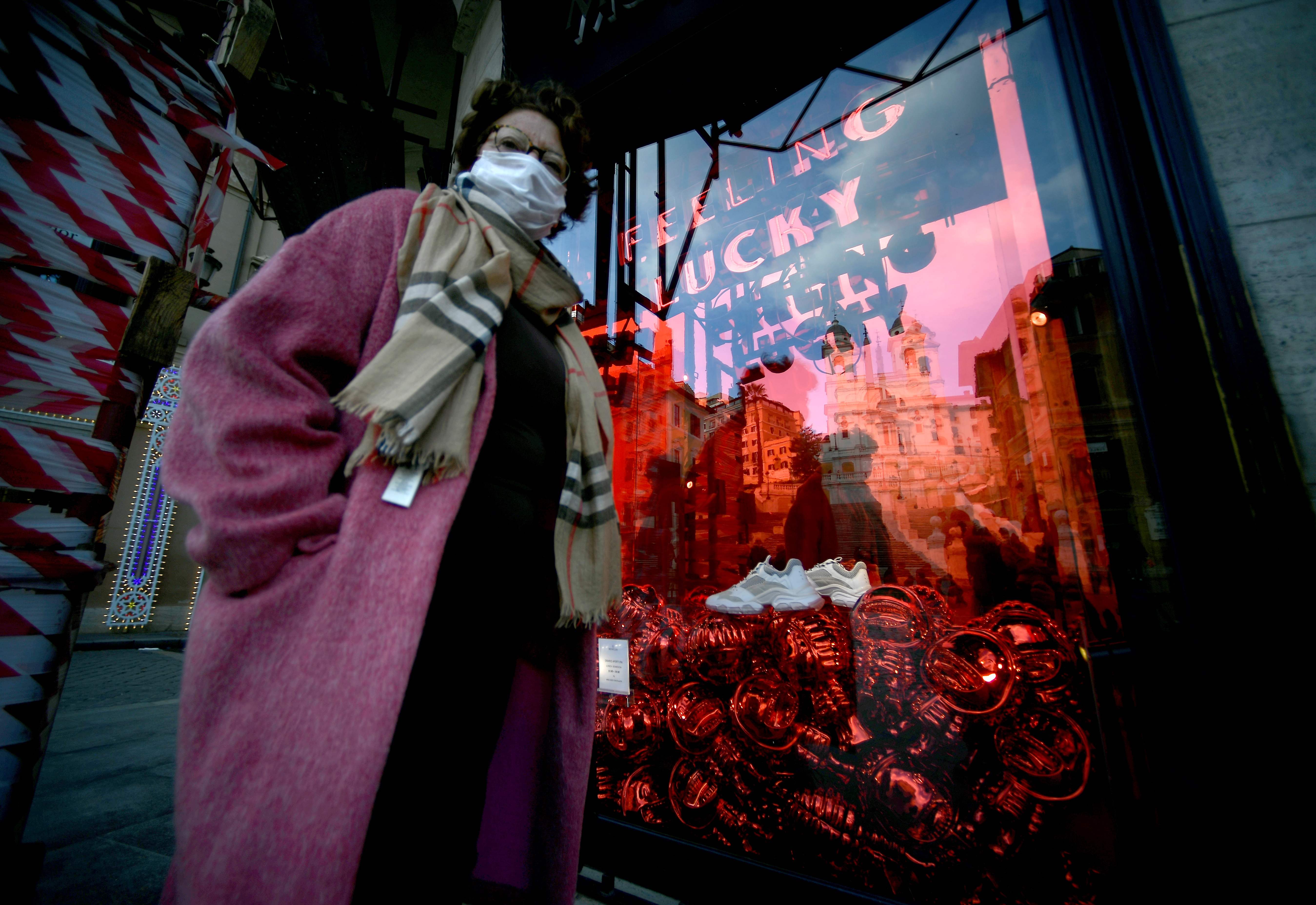 Warga Italia  memakai masker melintas di Spanish Steps, di pusat Kota Roma, Italia, Sabtu (5/12/2020).