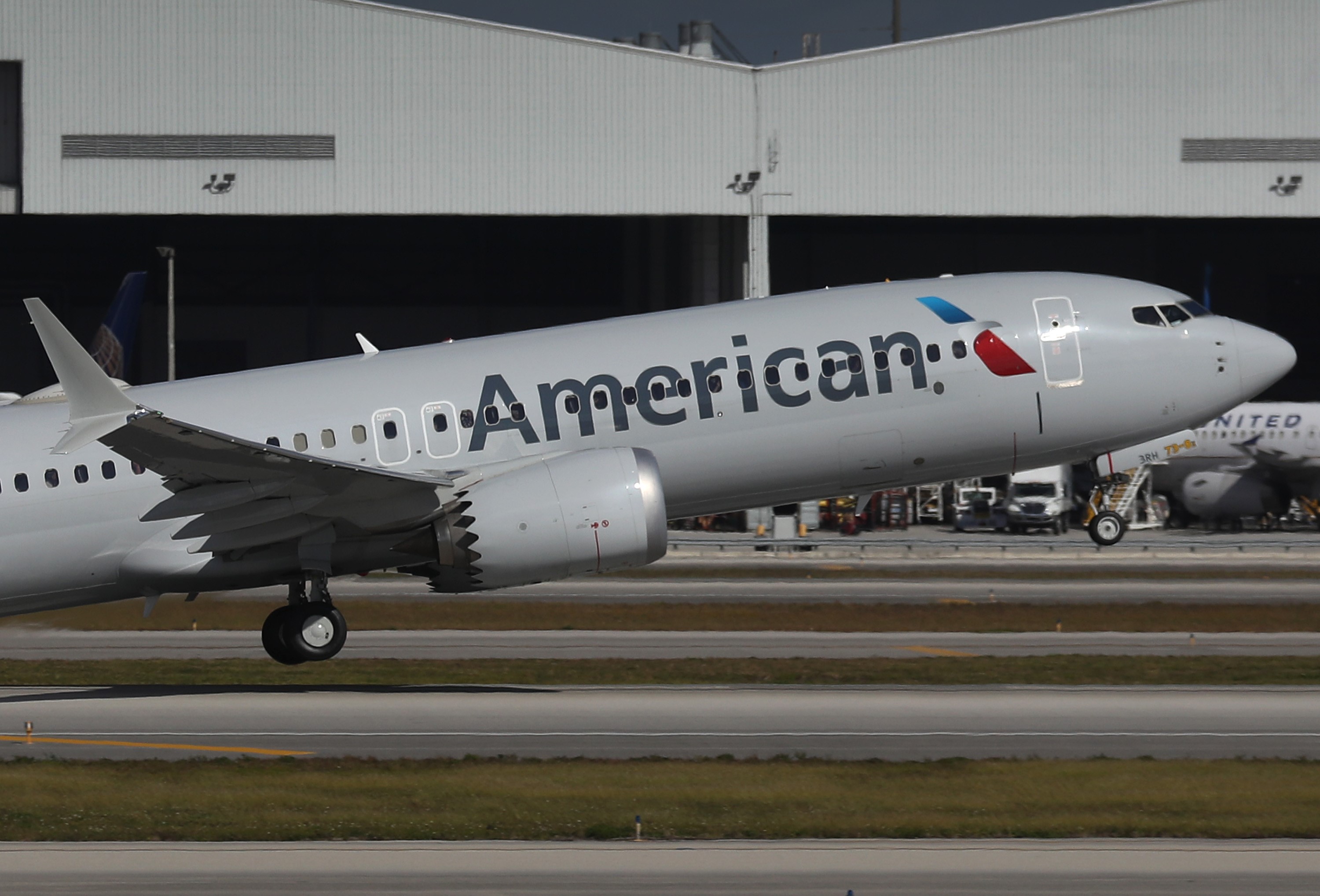 Pesawat Boeing 737 Max milik American Airlines lepas landas dari Miami menuju New York.