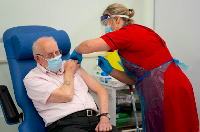 Pemberian Vaksin Covid-19 di Inggris