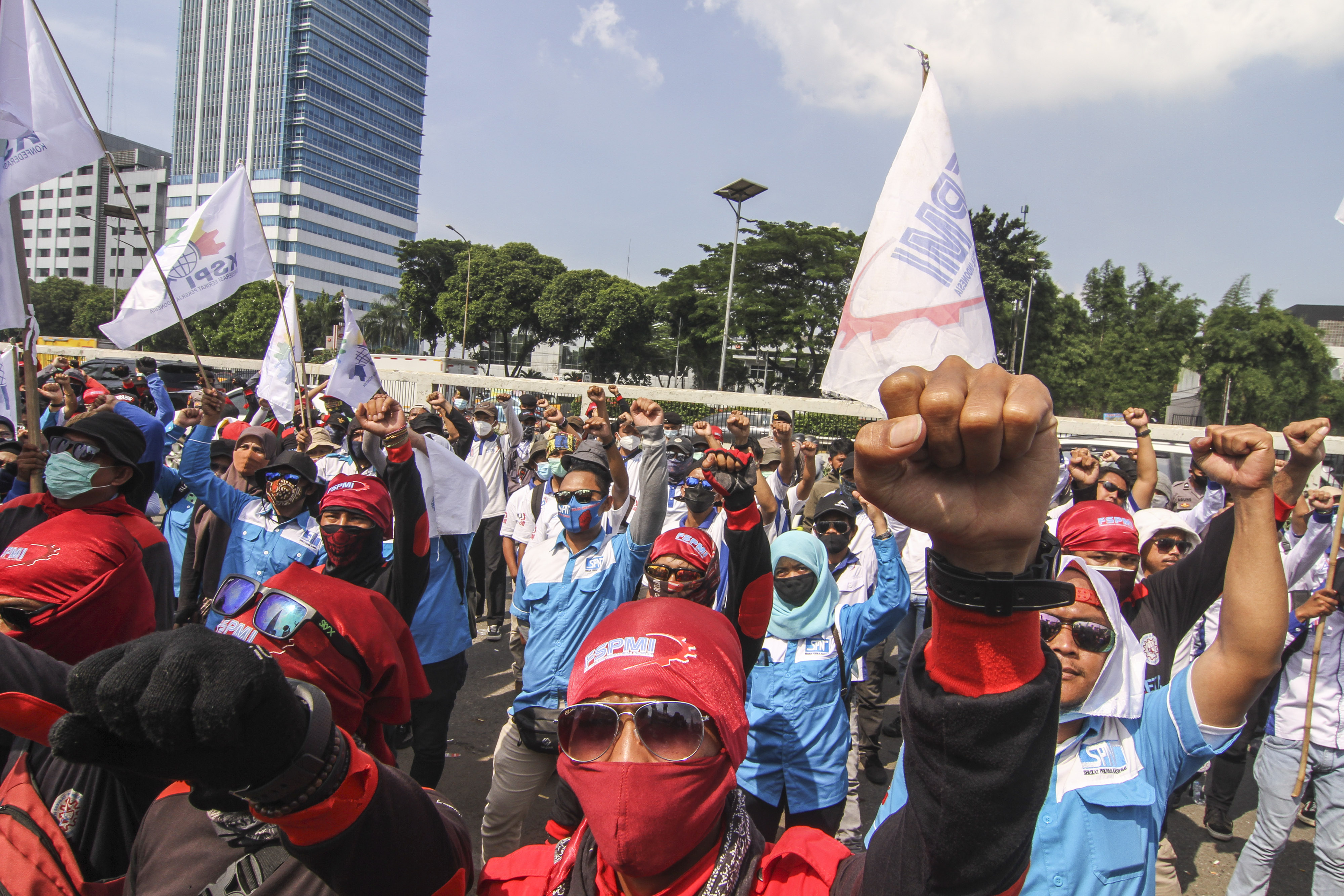 Aksi demonstrasi buruh di depan gedung DPR/MPR, Jakarta.