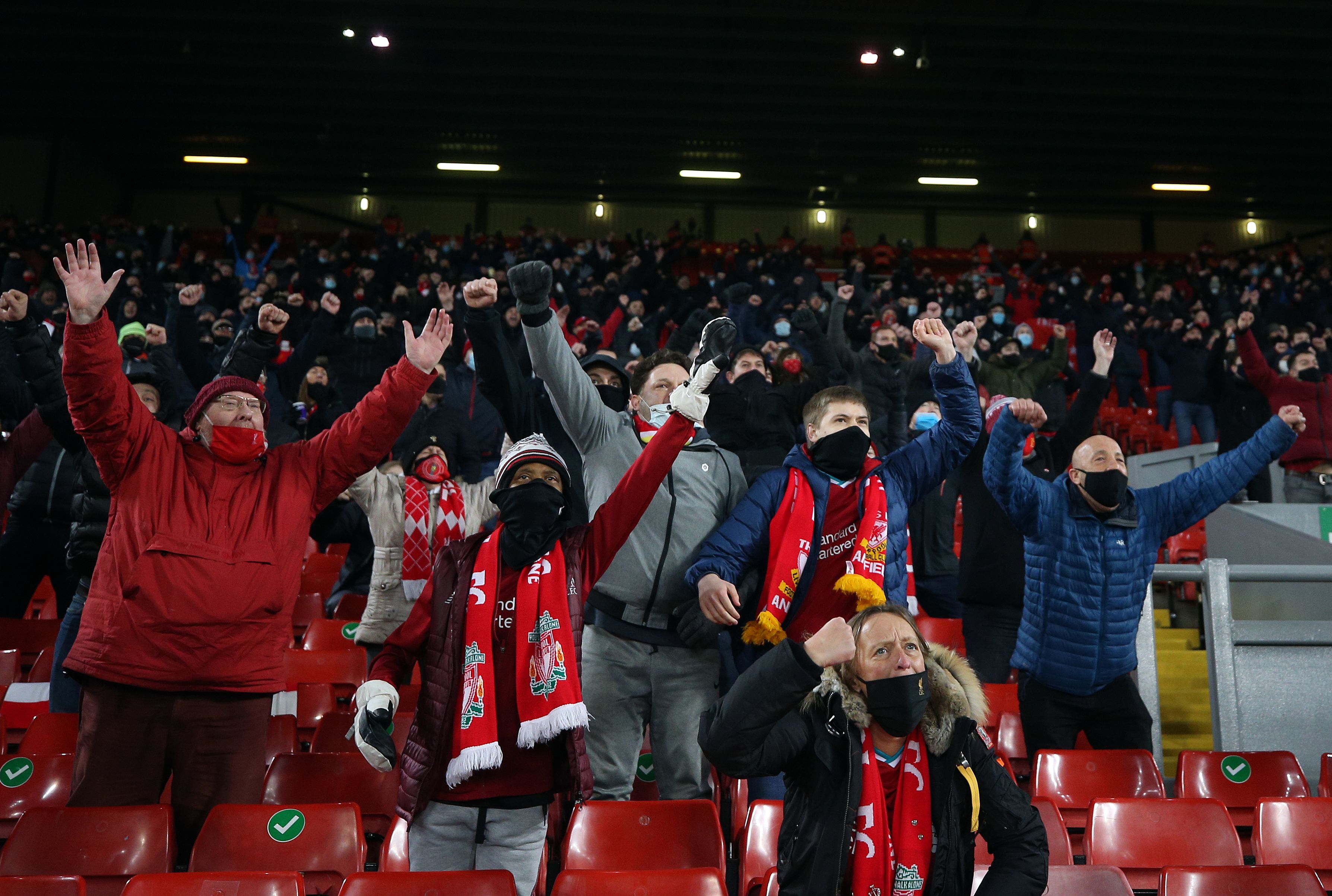 Supporter Liverpool merayakan gol saat timnya melawan Wolverhampton Wanderers