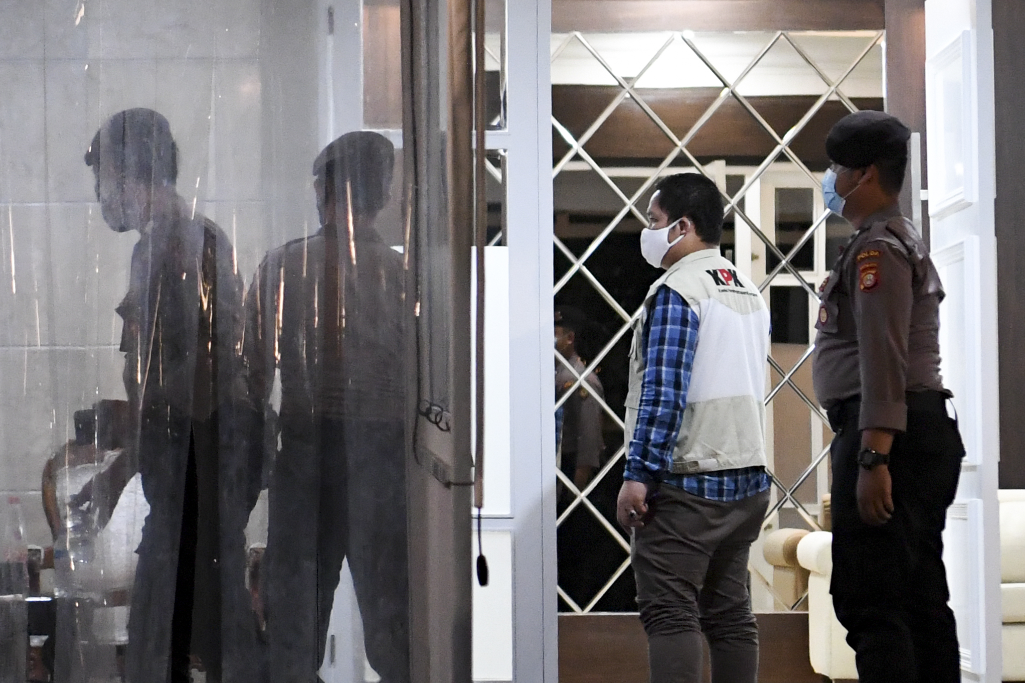 Petugas KPK didampingi petugas kepolisan melakukan penggeledahan di rumah dinas Menteri Kelautan dan Perikanan di Kompleks Widya Chandra.