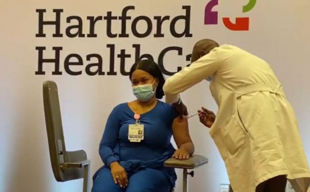 Perawat Mandy Delgado menjadi orang pertama di AS yang mendapatkan suntikan vaksin covid-19 buatan Moderna.