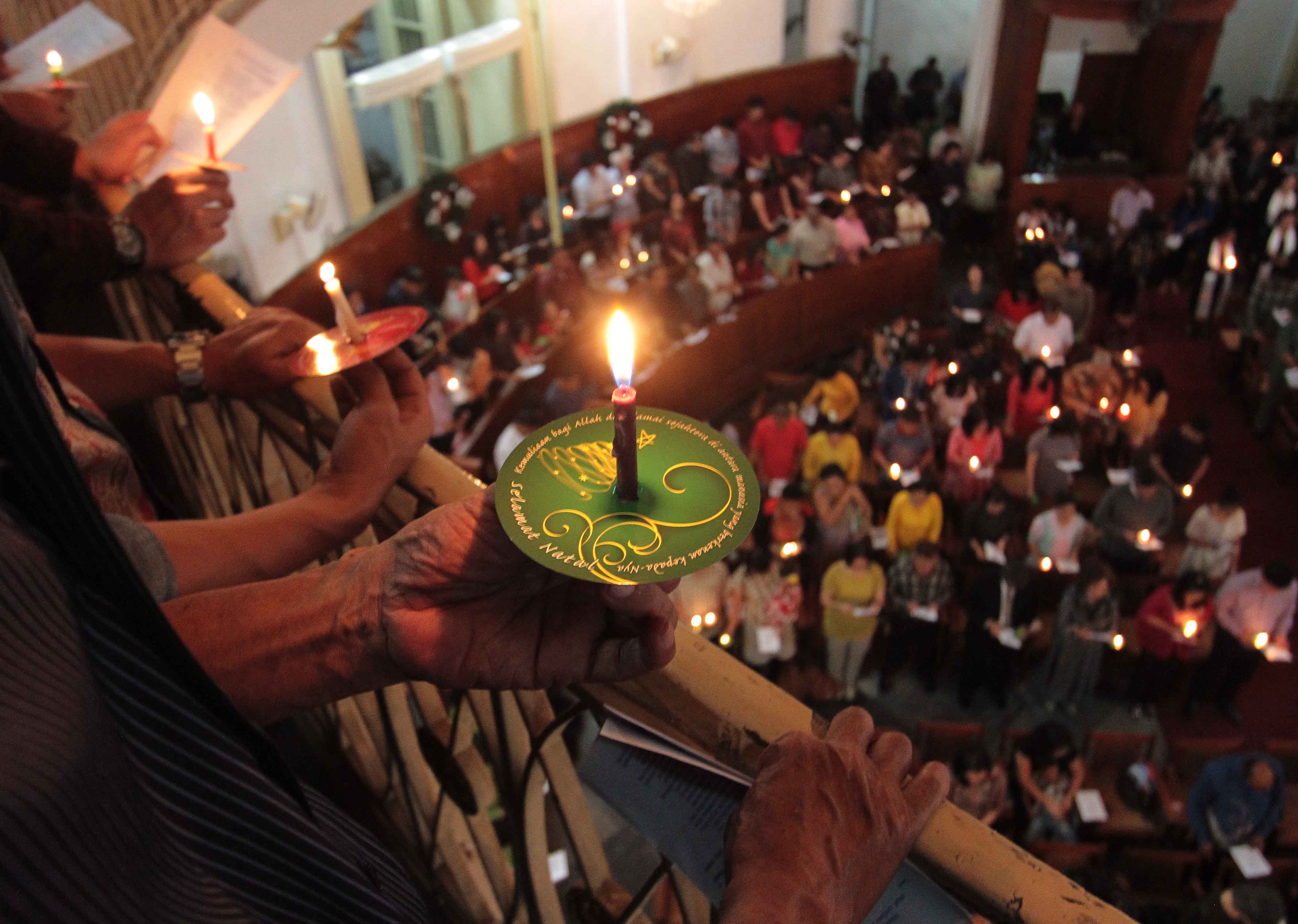 Umat Kristiani merayakan Natal di gereja.