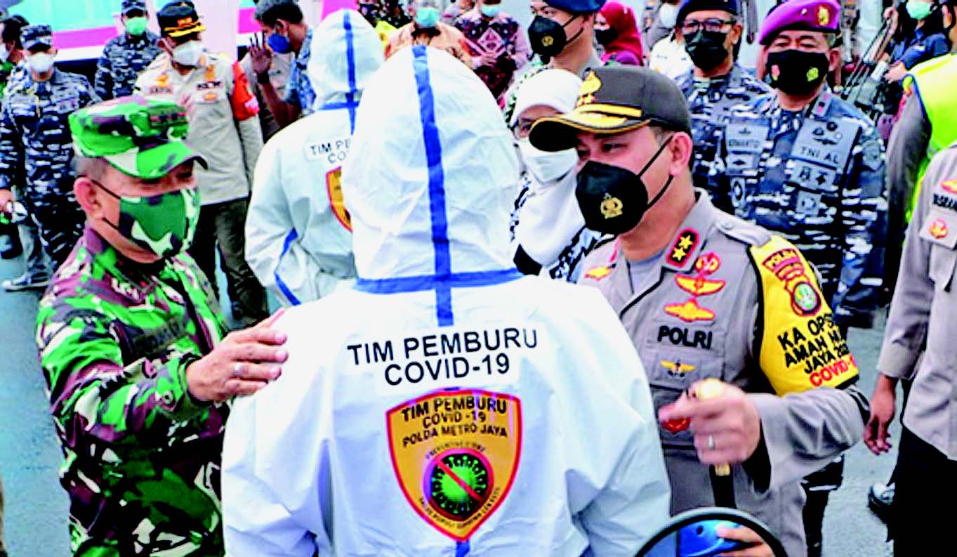 TIM PEMBURU COVID-19: Kapolda Metro Jaya Irjen Mohammad Fadil Imran (kanan) bersama Pangdam Jaya Mayjen TNI Dudung Abdurachman (kiri)  