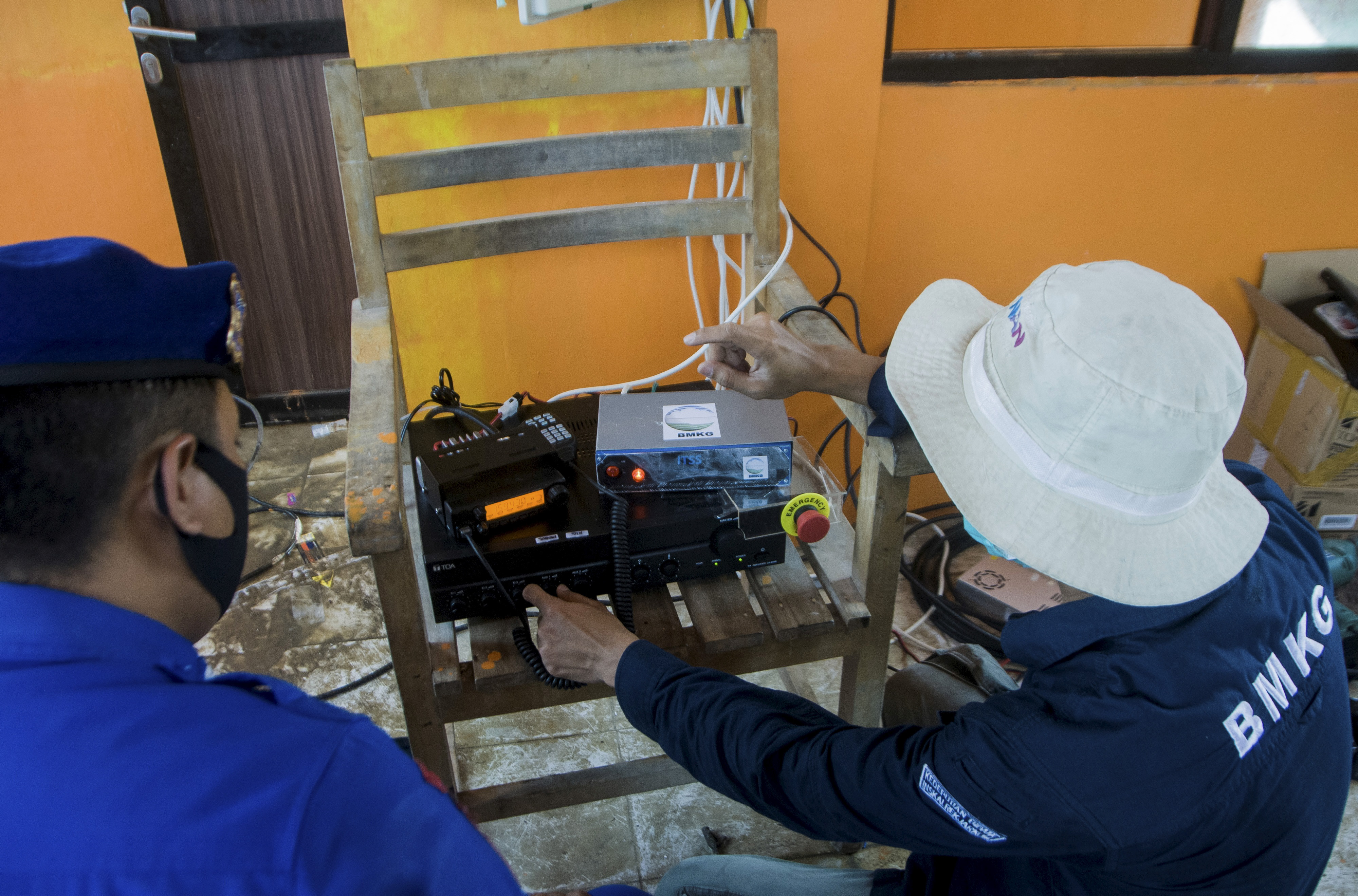 Petugas menguji coba alat Intergrated Tsunami Siren System (ITSS) di Pos Sar BPBD Anyer, Serang, Banten, Kamis (26/11)