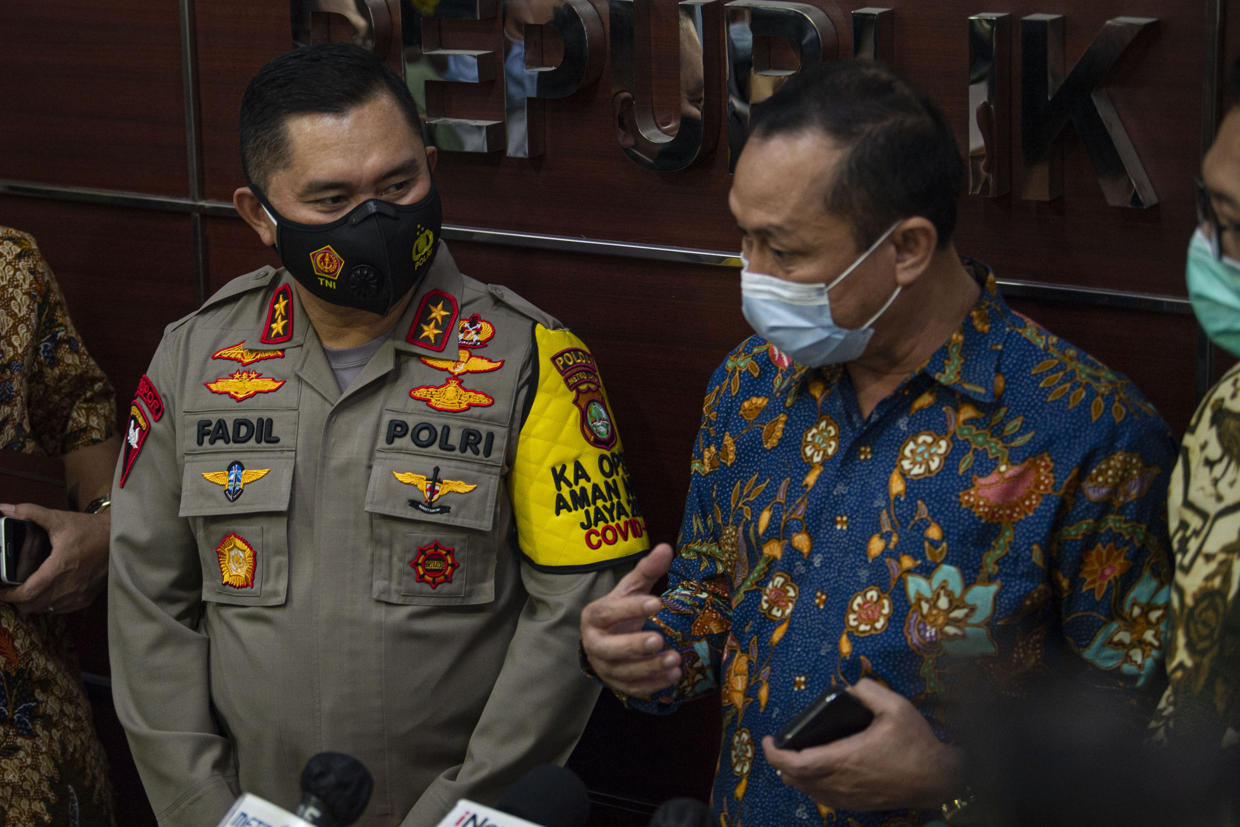 Kapolda Metro Jaya Irjen Pol. Fadil Imran (kiri) bersama Ketua Komnas HAM Ahmad Taufan Damanik (kanan) menjawab pertanyaan wartawan.