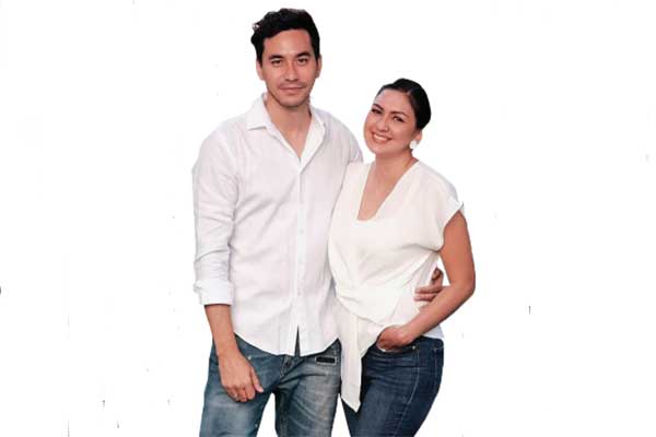 Pasangan selebritas, Darius Sinathrya dan Donna Agnesia