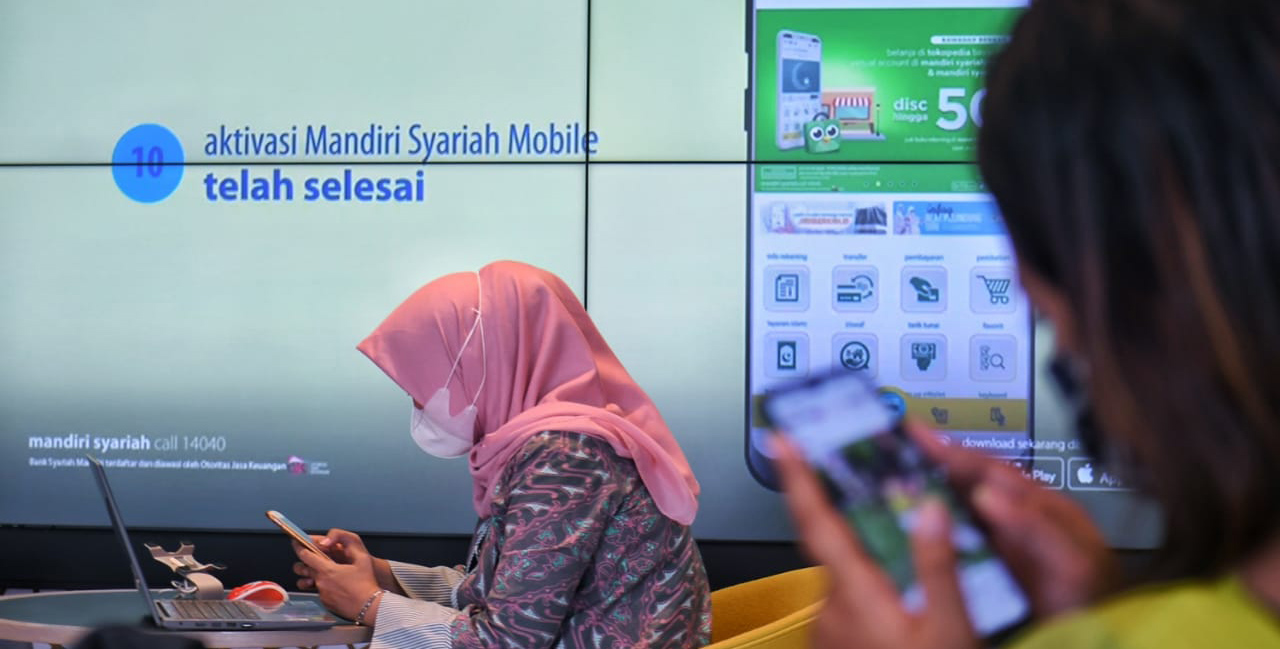 KINERJA MANDIRI SYARIAH : Nasabah bertransaksi di digital branch Mandiri Syariah Thamrin, Jakarta, akhir pekan lalu.