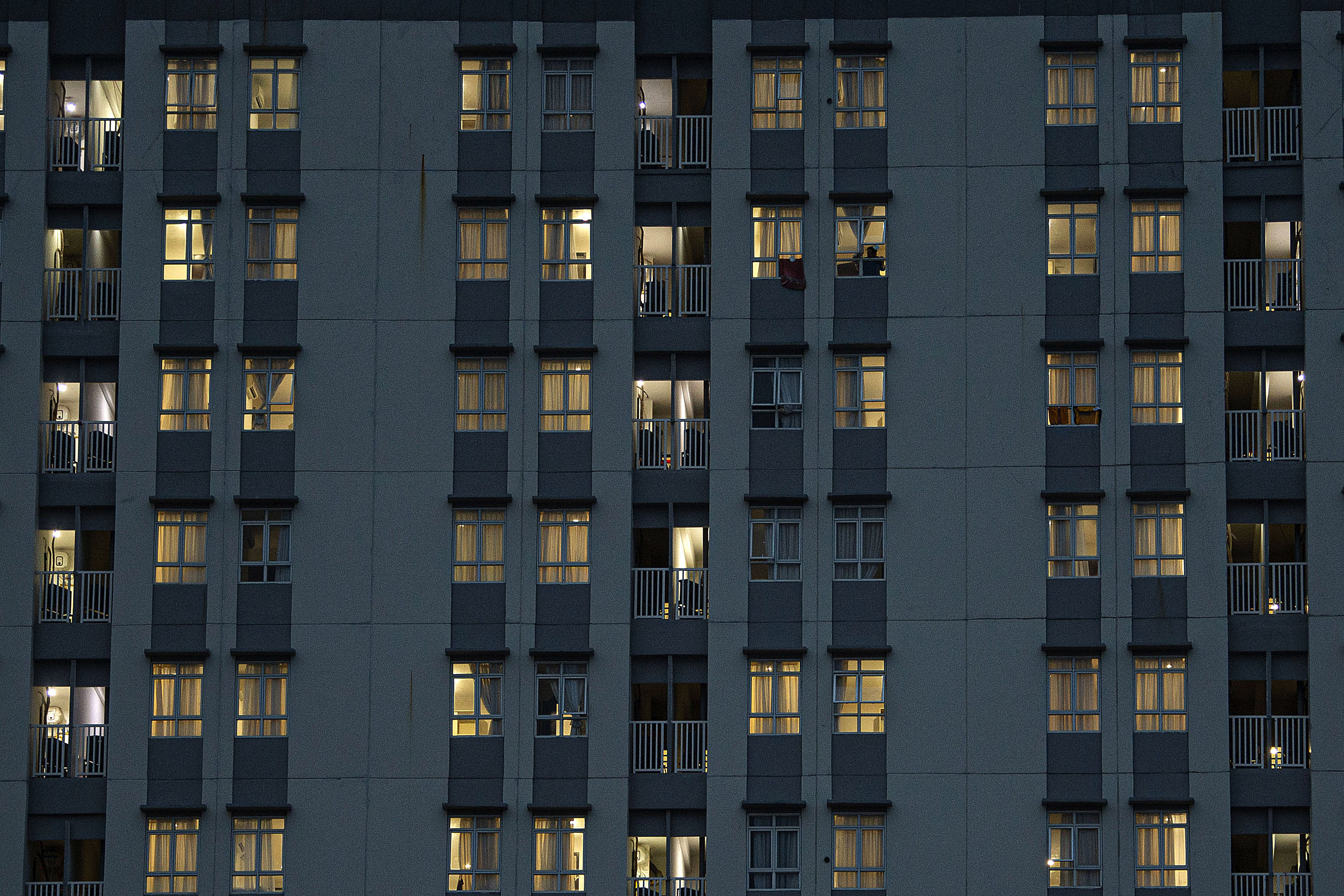 Lampu-lampu ruang perawatan menyala di Rumah Sakit Darurat COVID-19 Wisma Atlet Kemayoran, Jakarta.