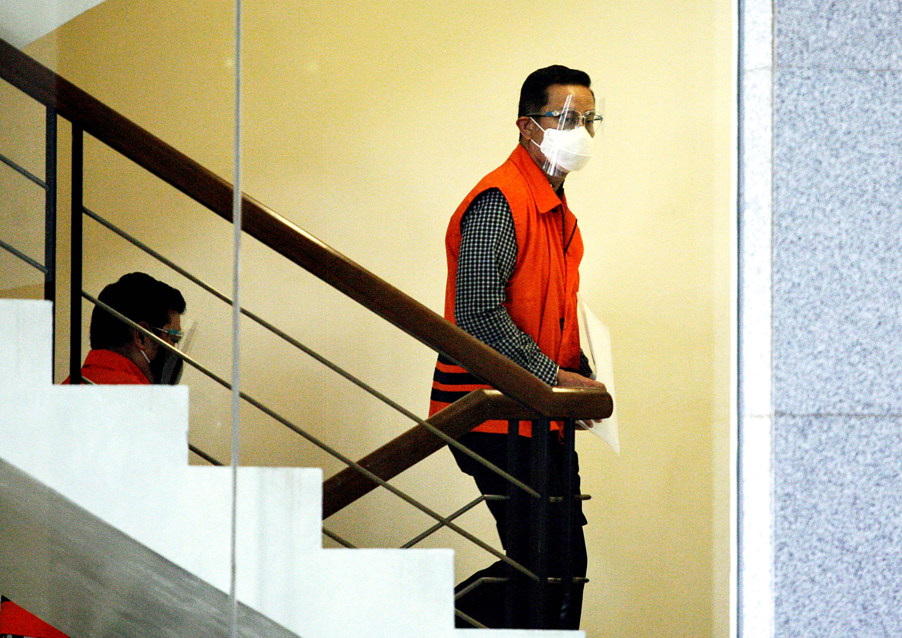 Mantan Menteri Sosial Juliari Peter Batubara menjalani pemeriksaan perdana di gedung KPK, Jakarta, Rabu (23/12/2020)