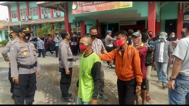 Polres Brebes menetapkan empat tersangka perusak dan mengambil paksa mayat terkonfirmasi positif Covid di RSUD Brebes.