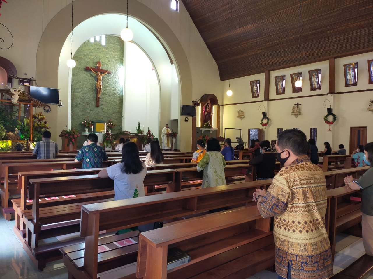 Suasana misa Natal di Katedral St Yosef Pangkalpinang, Provinsi Bangka Belitung, Jumat (25/12/2020)