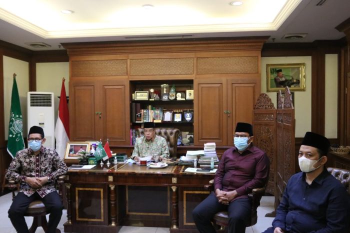 Ketua Umum PBNU Said Aqil (tengah, bermeja) memaparkan refleksi akhir tahun 2020 NU, Selasa (29/12). 