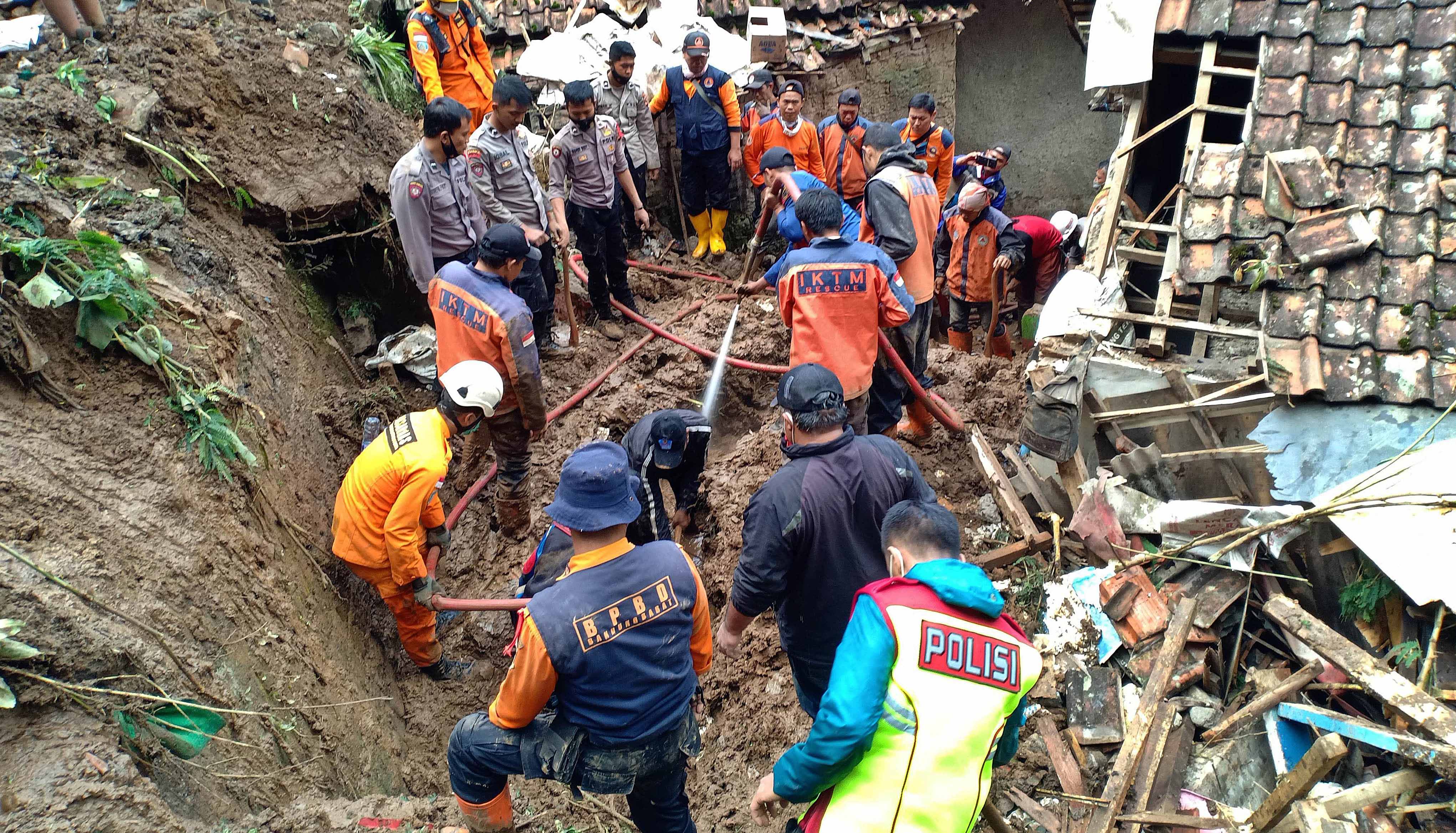 Petugas gabungan berusaha mengevakuasi korban yang tertimbun material longsoran di Desa Jayagiri, Kecamatan Lembang, Bandung Barat, kemarin.