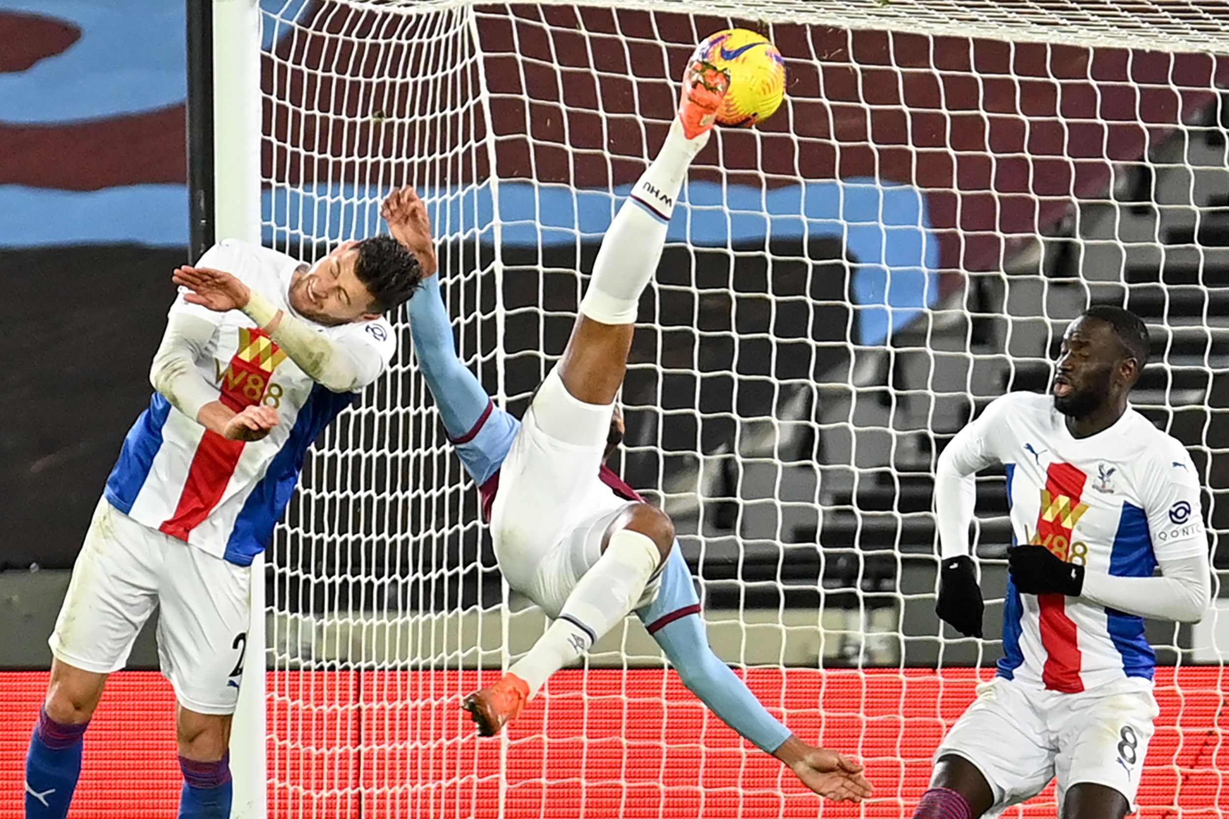 Penyerang West Ham United Sebastian Haller mencetak gol ke gawang Crystal Palace lewat tendangan akrobatik.