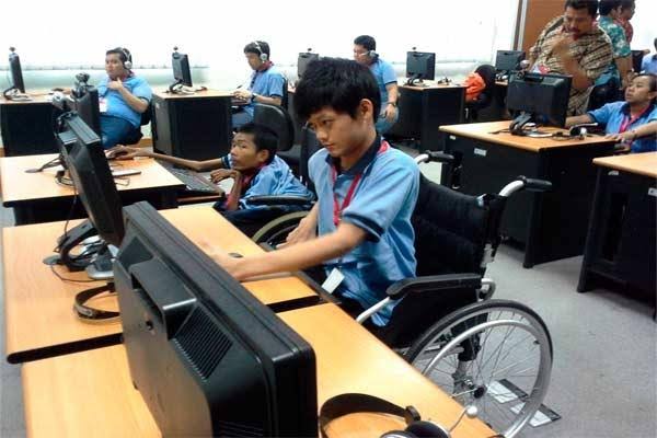 Sejumlah penyandang disabilitas tengah mendapat pelatihan.