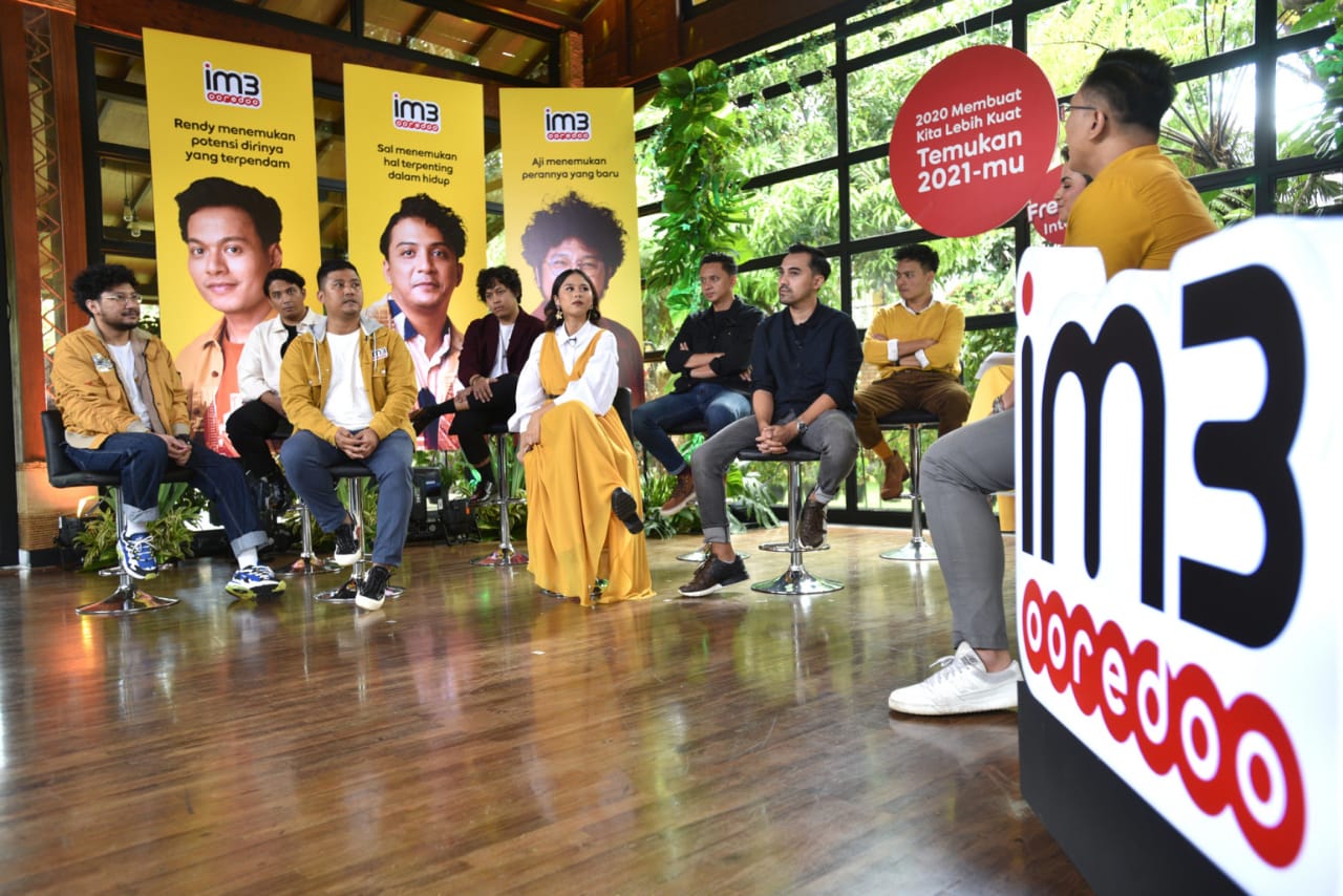 Head of Brand Management&Strategy Indosat Ooredoo Fahroni Arifin (tiga dari kiri) saat peluncuran kampanye 'Temukan 2021-mu', Selasa (8/12).