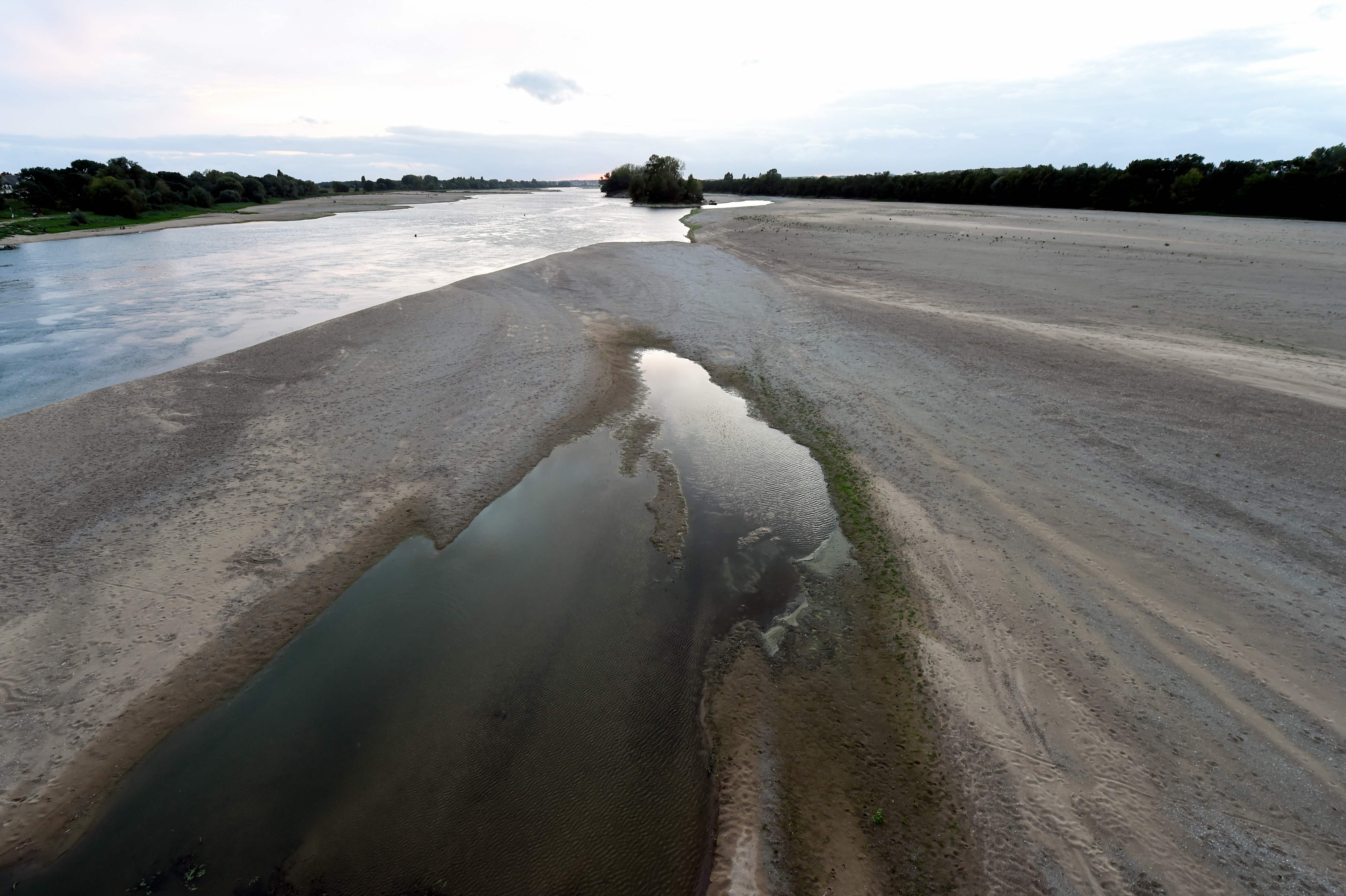 Kekeringan menyebabkan terbentuknya gumuk pasir di sungai Montjean-sur-Loire, Loire, Prancis, Sabtu (22/8)
