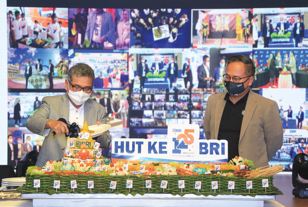 Direktur Utama BRI Sunarso (kiri) disaksikan Komisaris Utama BRI Kartika Wirjoatmodjo (kanan)