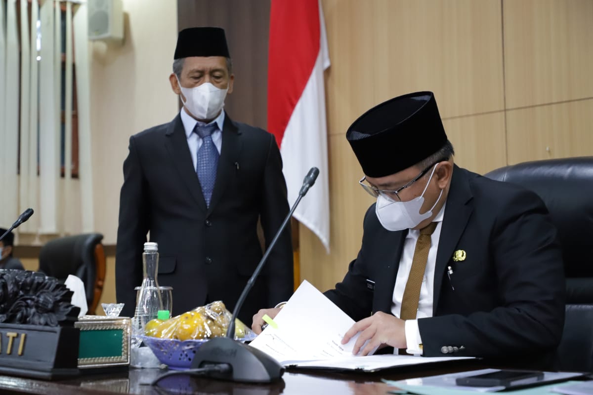 Bupati Muba Dodi Reza Alex Noerdin dan Pimpinan DPRD Muba menandatangani empat Raperda, Senin (30/11/2020)