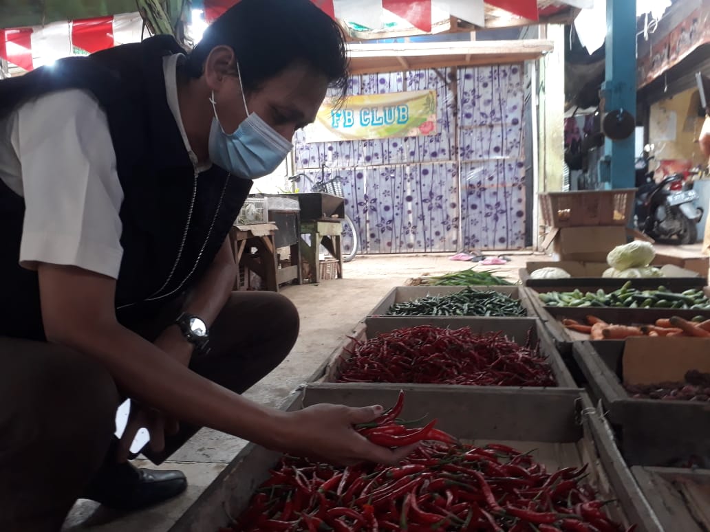 Petugas Dinas Pangan Melakukan Pengecekan Kualitas Cabai Merah dan Pengeceken Harga di Pasar Baru Karawang, Selasa (15/12/2020)
