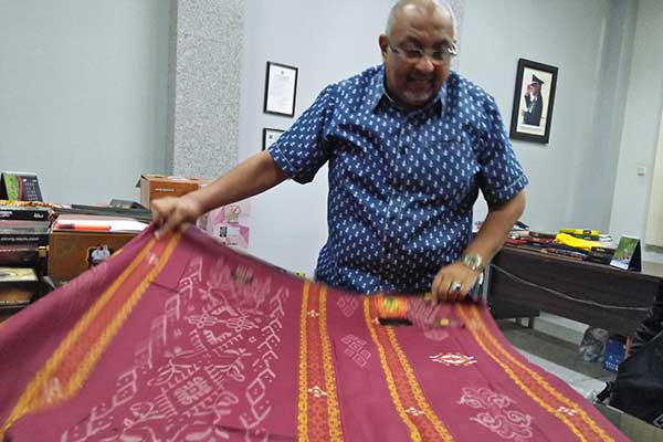 Jamaludin memproduksi sarung tenun dengan alat tenun bukan mesin. Dia mengincar pemasaran ke Afrika dan Uni Emirat Arab.