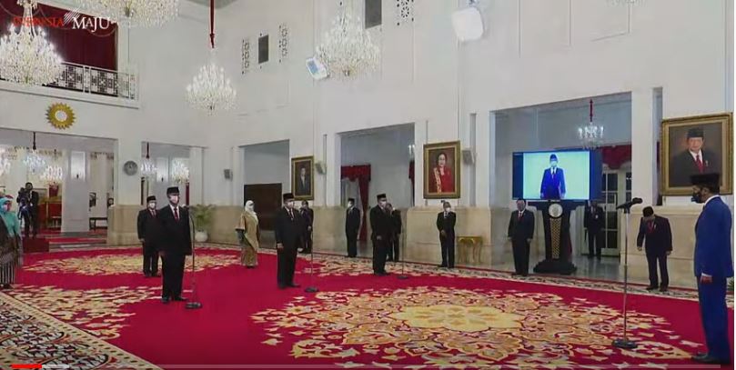 Presiden melantik tujuh anggota Komisi Yudisial di Istana Negara, Senin (21/12).