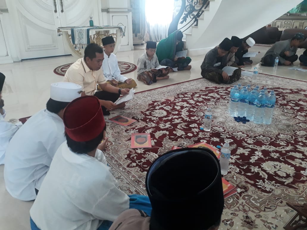 Calon wakil bupati Pilkada Karawang nomor urut dua, Aep Syaepuloh mengaji bersama anak-anak panti asuhan sebelum ke TPS untuk memilih