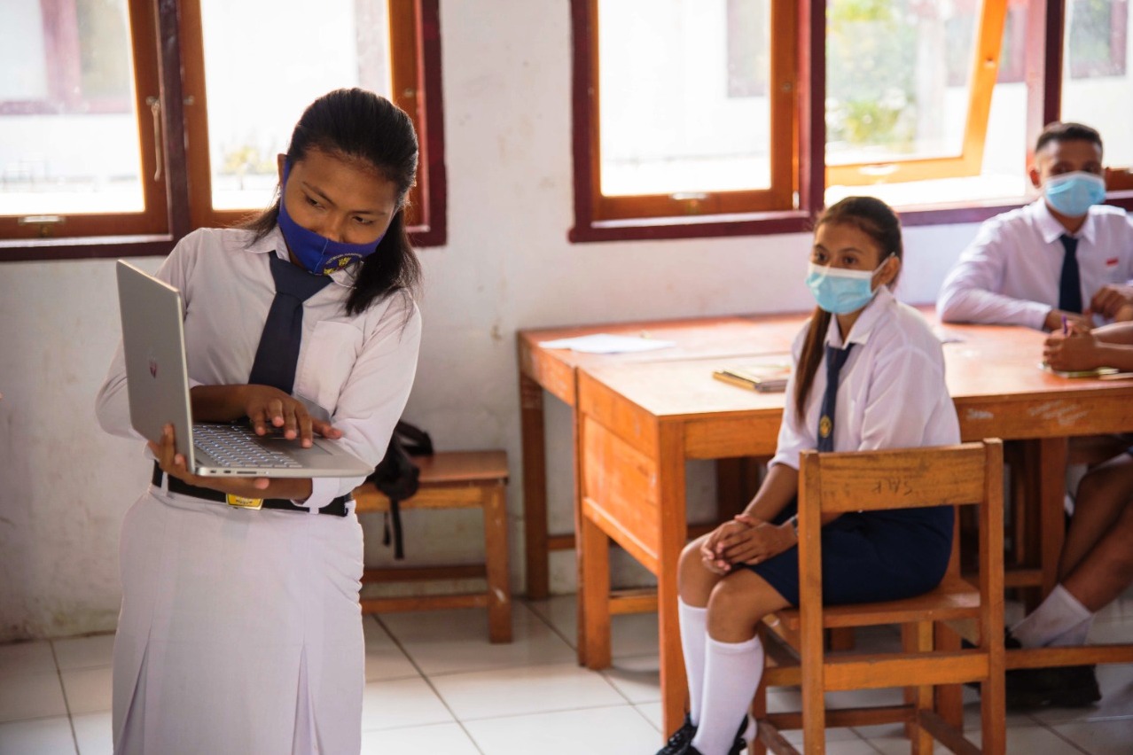 Aktifitas belajar Teknologi Informatika dan Komunikasi (TIK) membahas penggunaan laptop di SMPN 2 Nanusa di Miangas, Sulut, Senin (26/10).