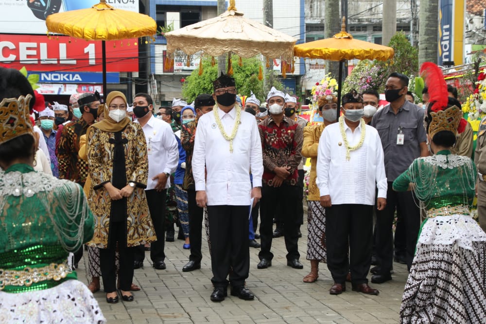 Menteri PAN-RB Tjahjo Kumolo (tengah) dan Bupati Purwakarta Anne Ratna Mustika saat meresmikan mal pelayanan publik.