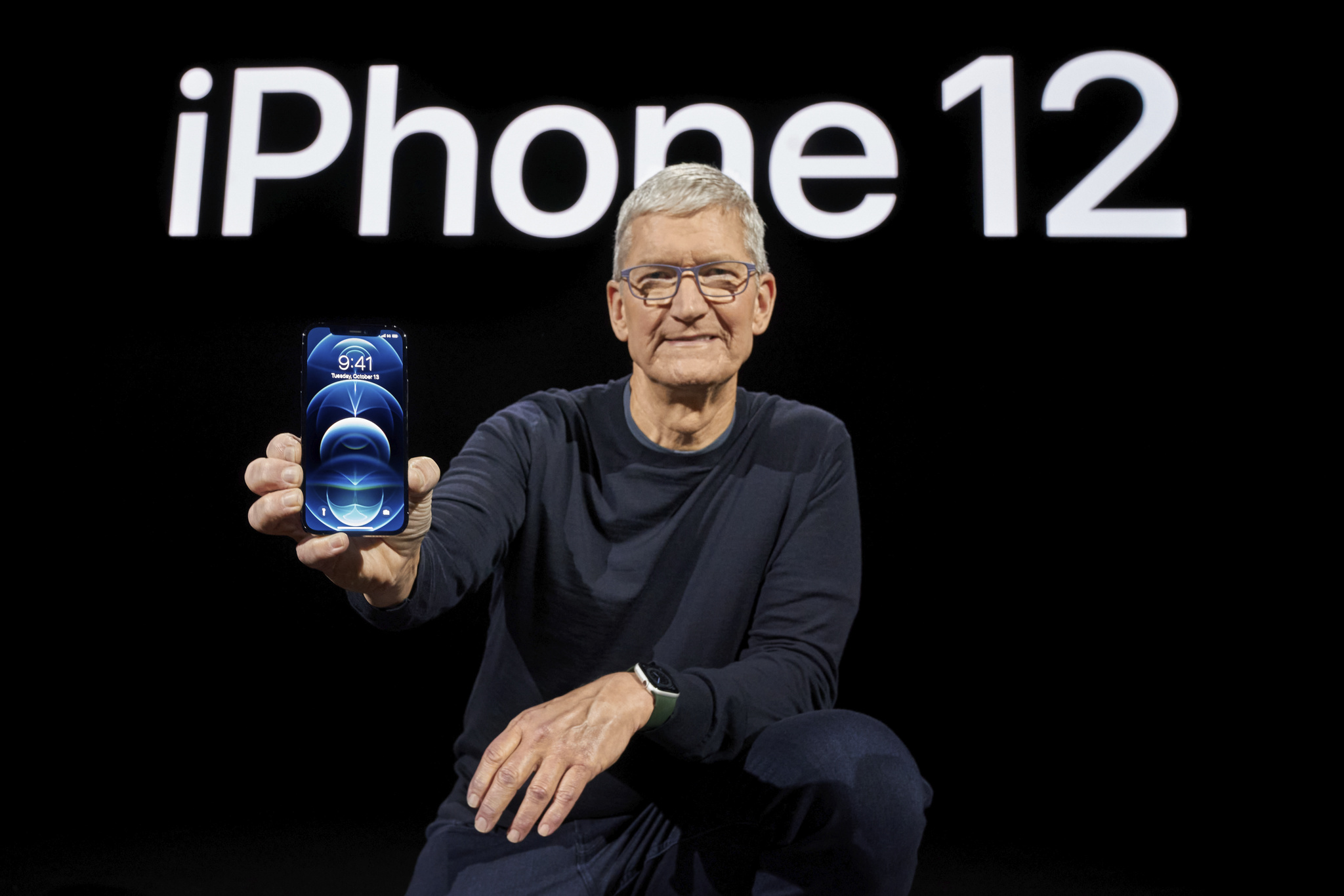 CEO Apple Tim Cook memegang iPhone 12 Pro, Oktober lalu.