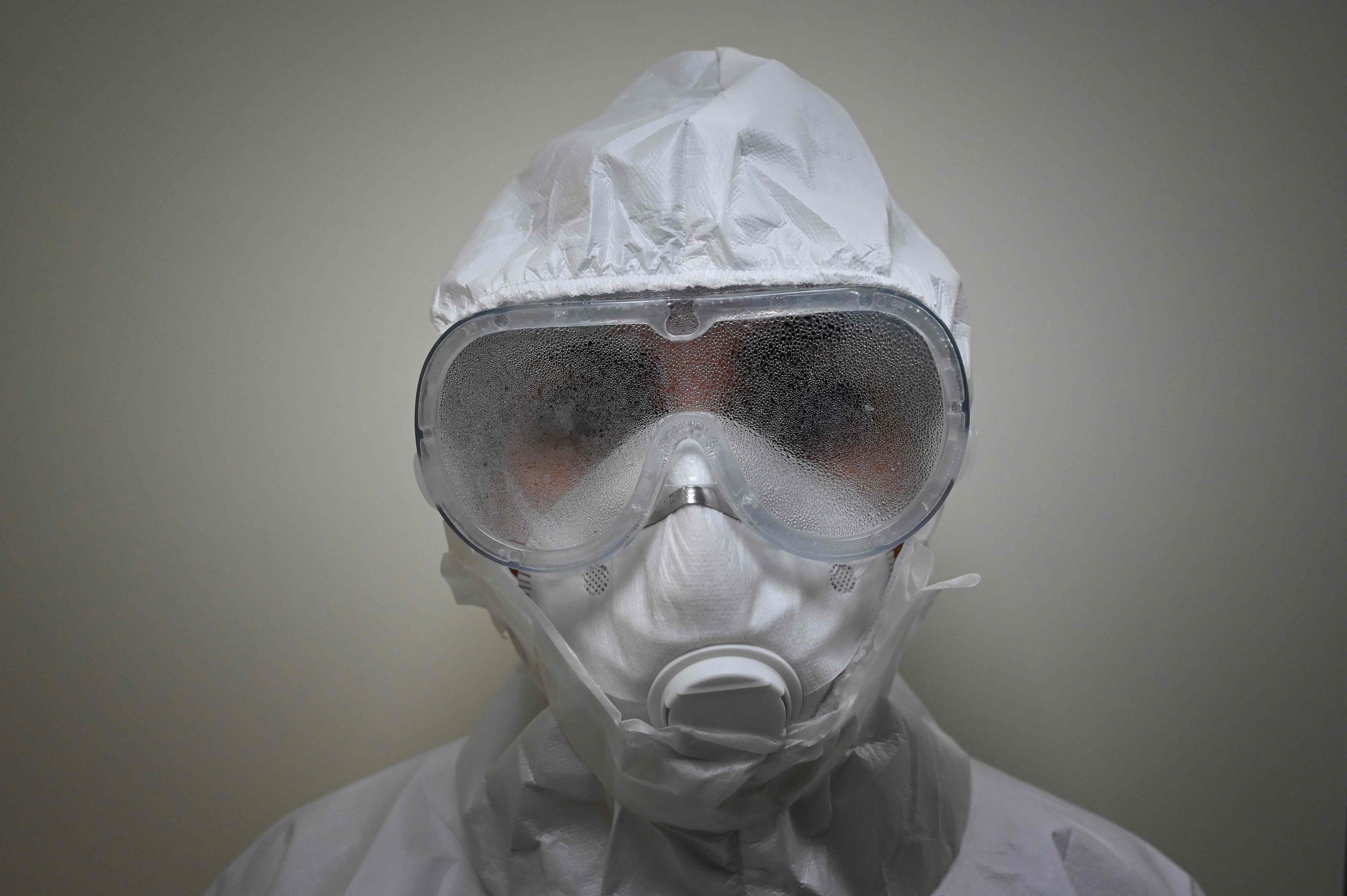 Seorang suster di Roma, Italia mengenakan Alat Pelindung Diri