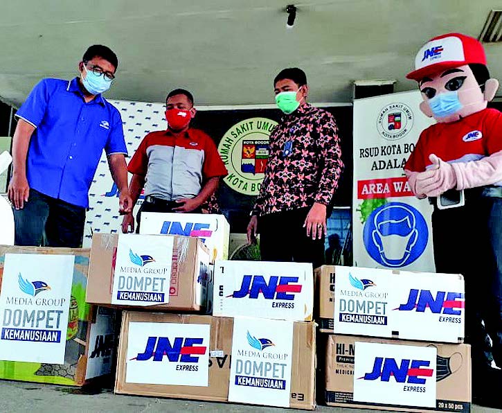 SALURKAN BANTUAN: Ketua Yayasan Media Group Ali Sadikin (kiri) secara simbolis menyerahkan bantuan alat kesehatan berupa alat pelindung diri