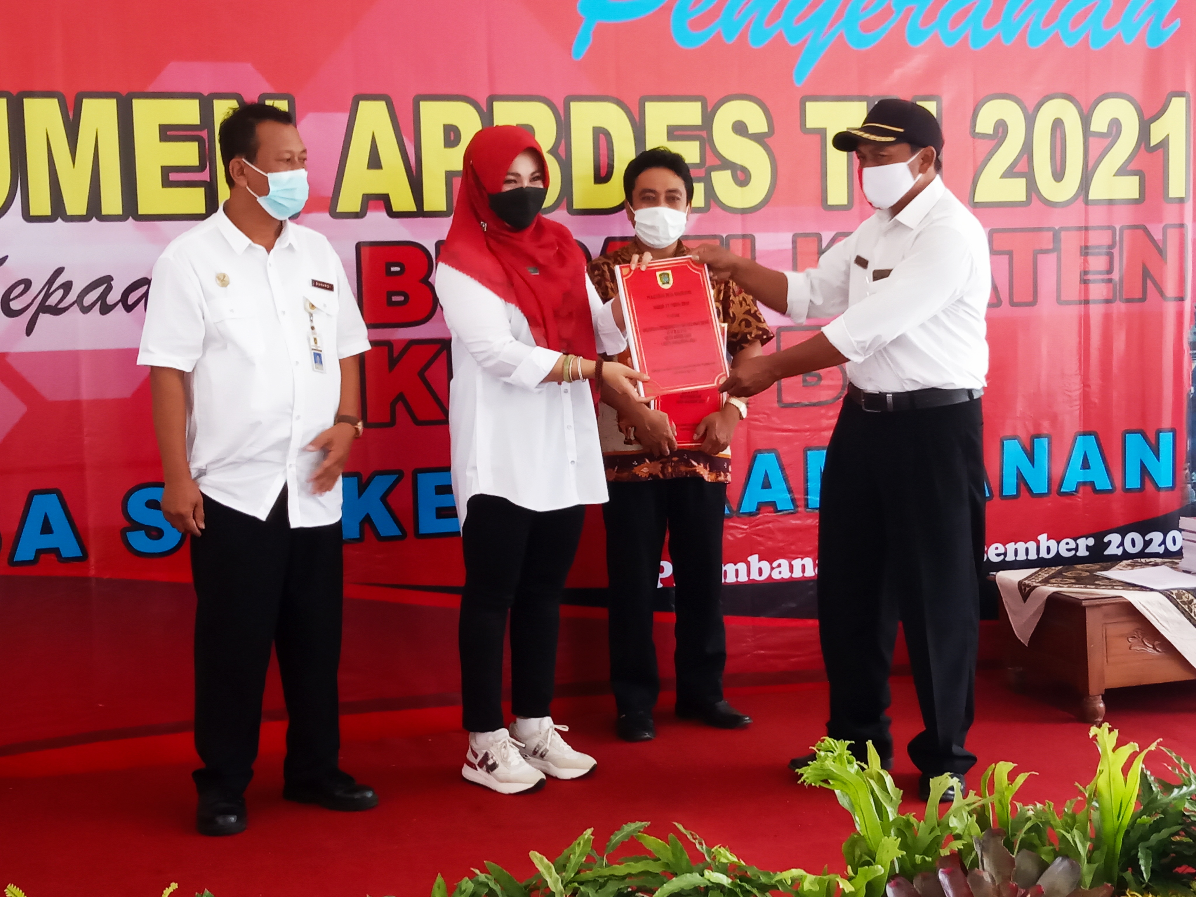 Salah satu kepala desa menyerahkan dokumen APBDes 2021 kepada Bupati Klaten Sri Mulyani, Rabu (30/12/2020)