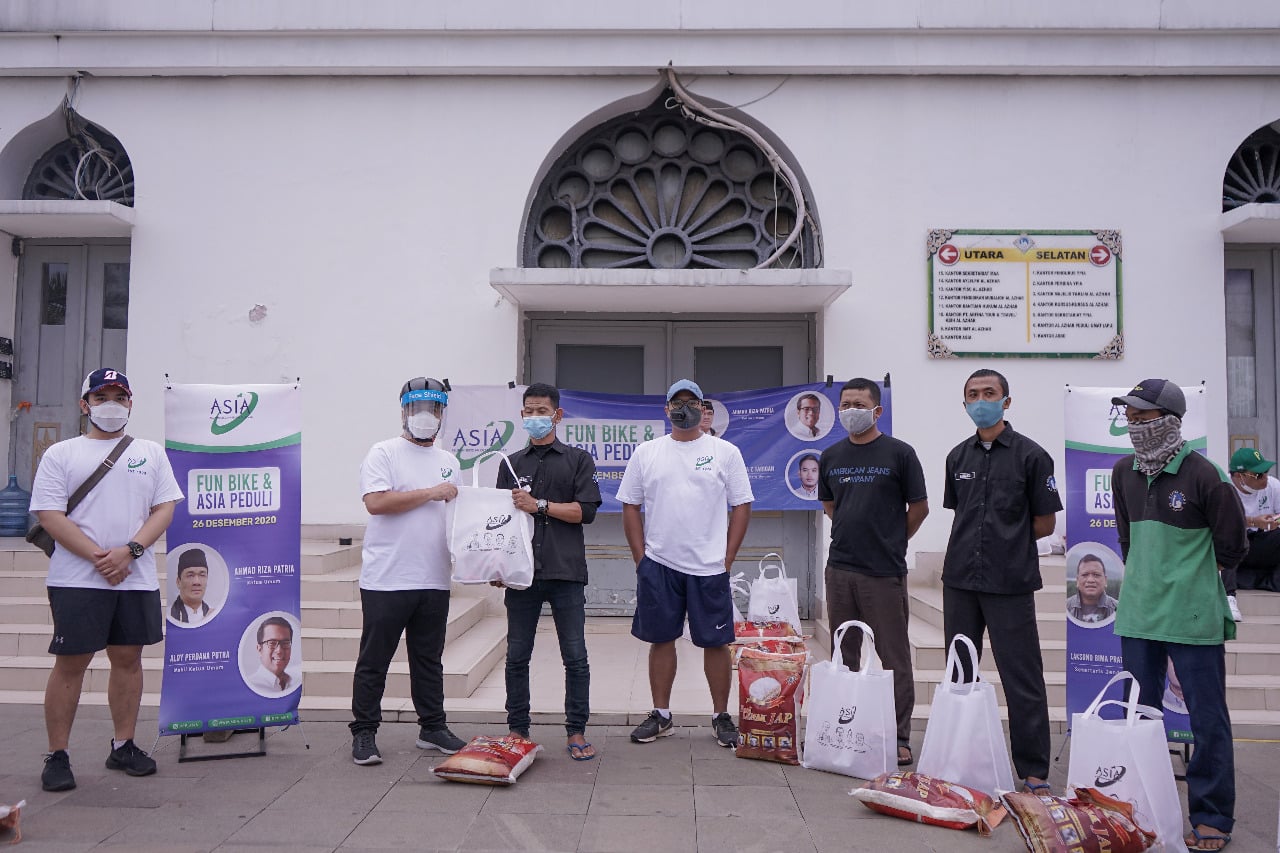 WagubDKI yang juga Ketua ALumnis SekolahAl-Azhar Indonesia ikut memberikan bantuan sosial